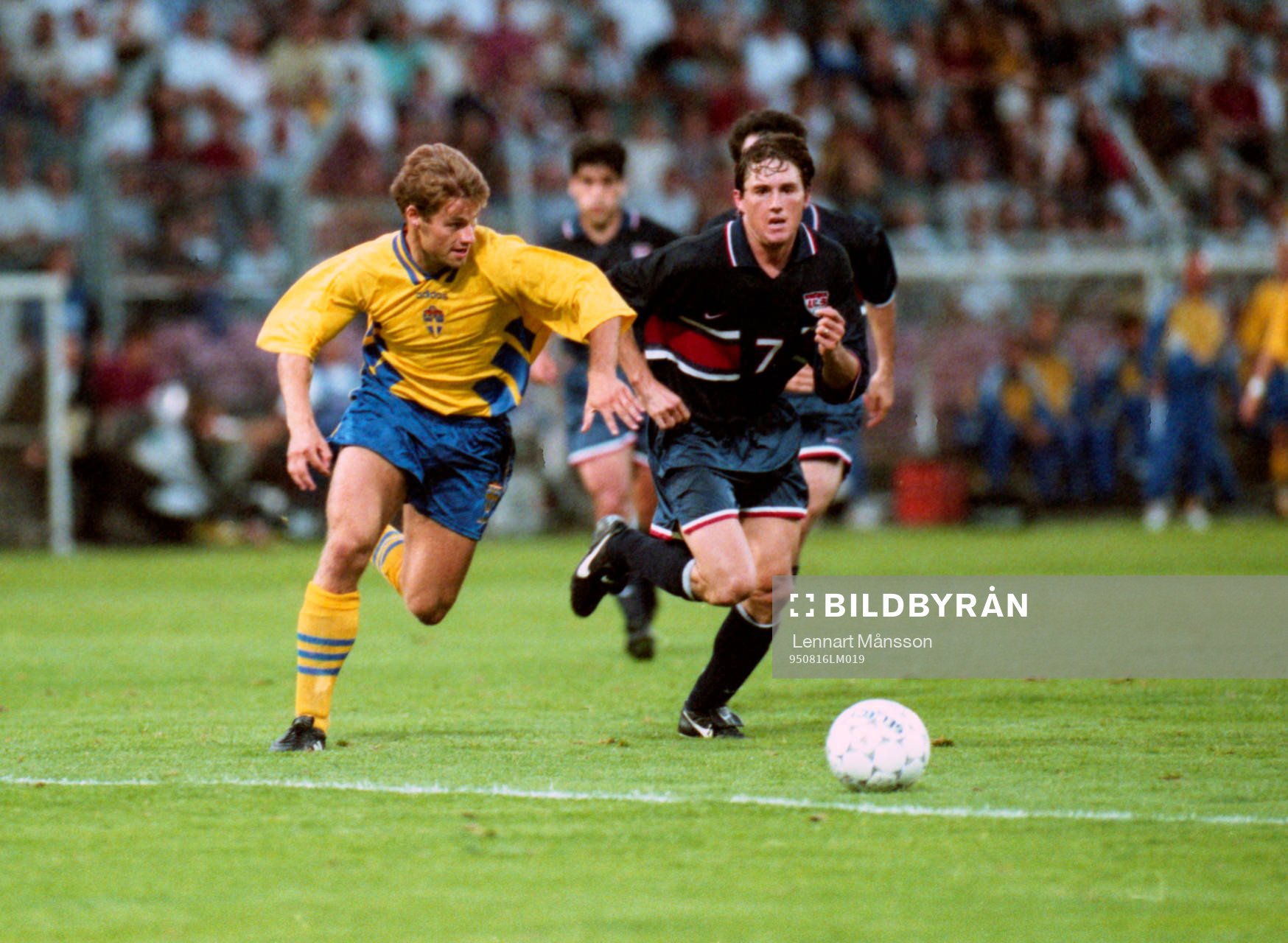 Niklas Gudmundsson i kamp om bollen