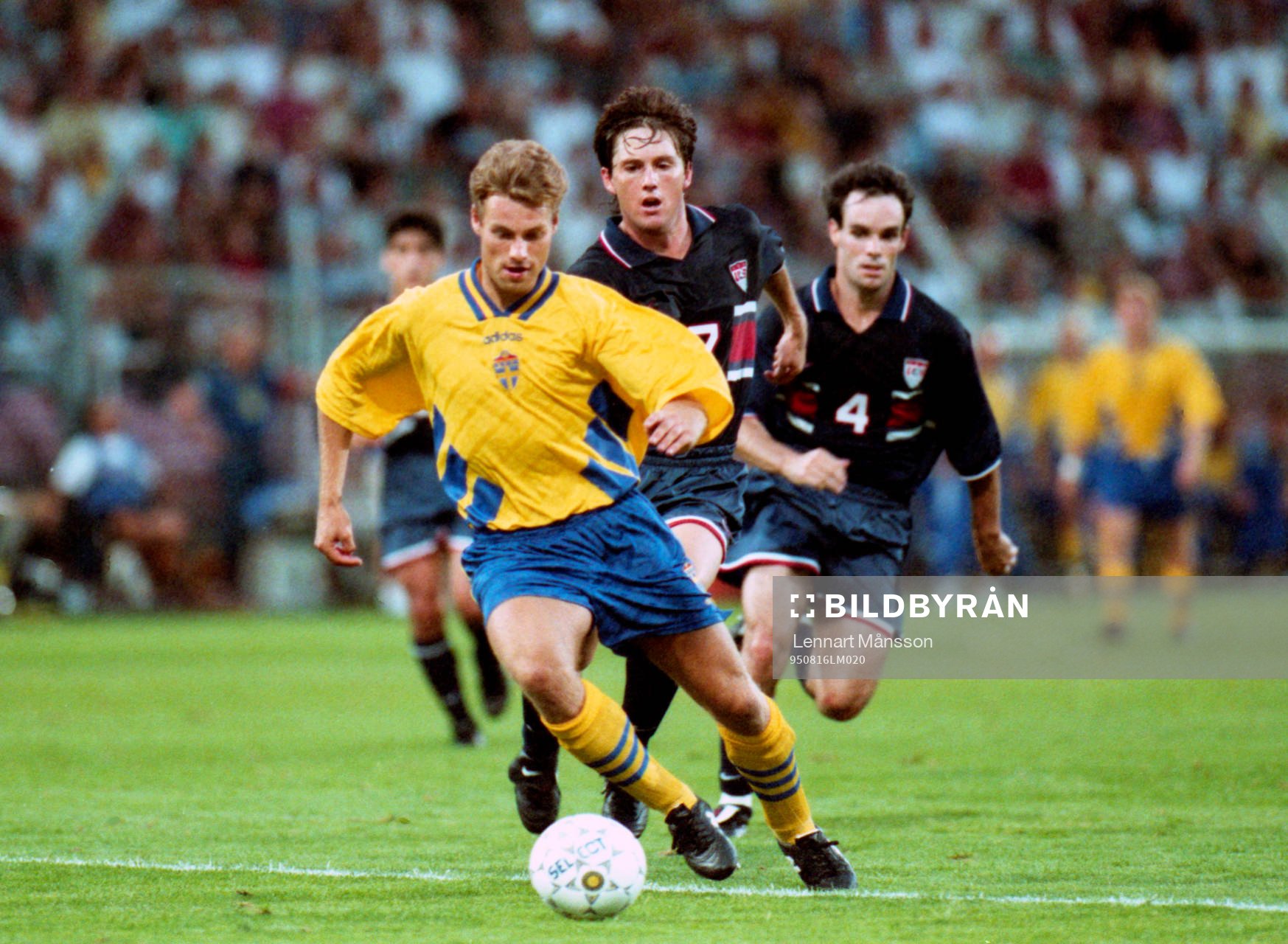 Niklas Gudmundsson i kamp om bollen