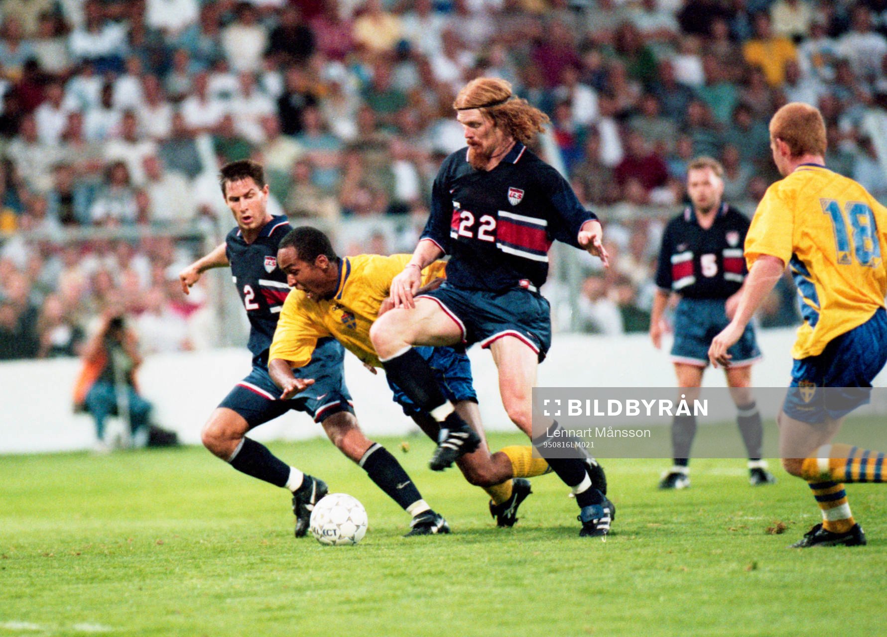 Martin Dahlin och Alexi Lalas i närkamp