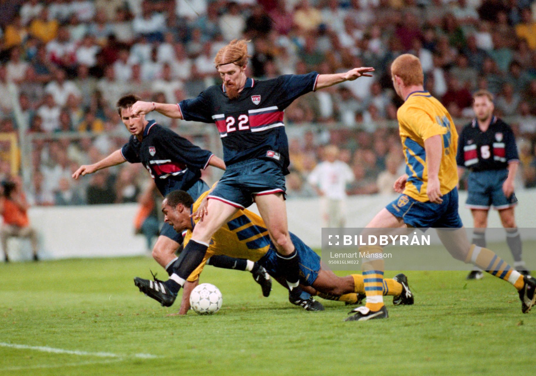 Martin Dahlin och Alexi Lalas i närkamp
