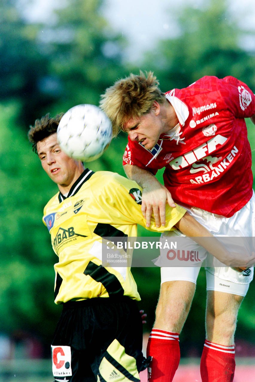 Fotboll, Div 1 Södra, IFK Hässleholm - Kalmar FF, 3-2: Barry Dubbeldeman, Hässleholmi kamp om bollen..
