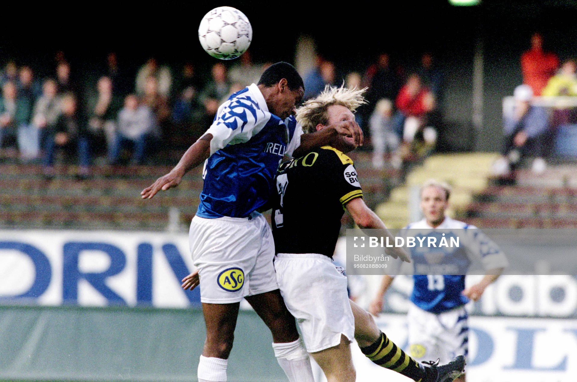 Fotboll, Allsvenskan, AIK - Trelleborg, 3-0: Issa Manglind, Trelleborg i en duell med Fredrik Espmark, AIK. 