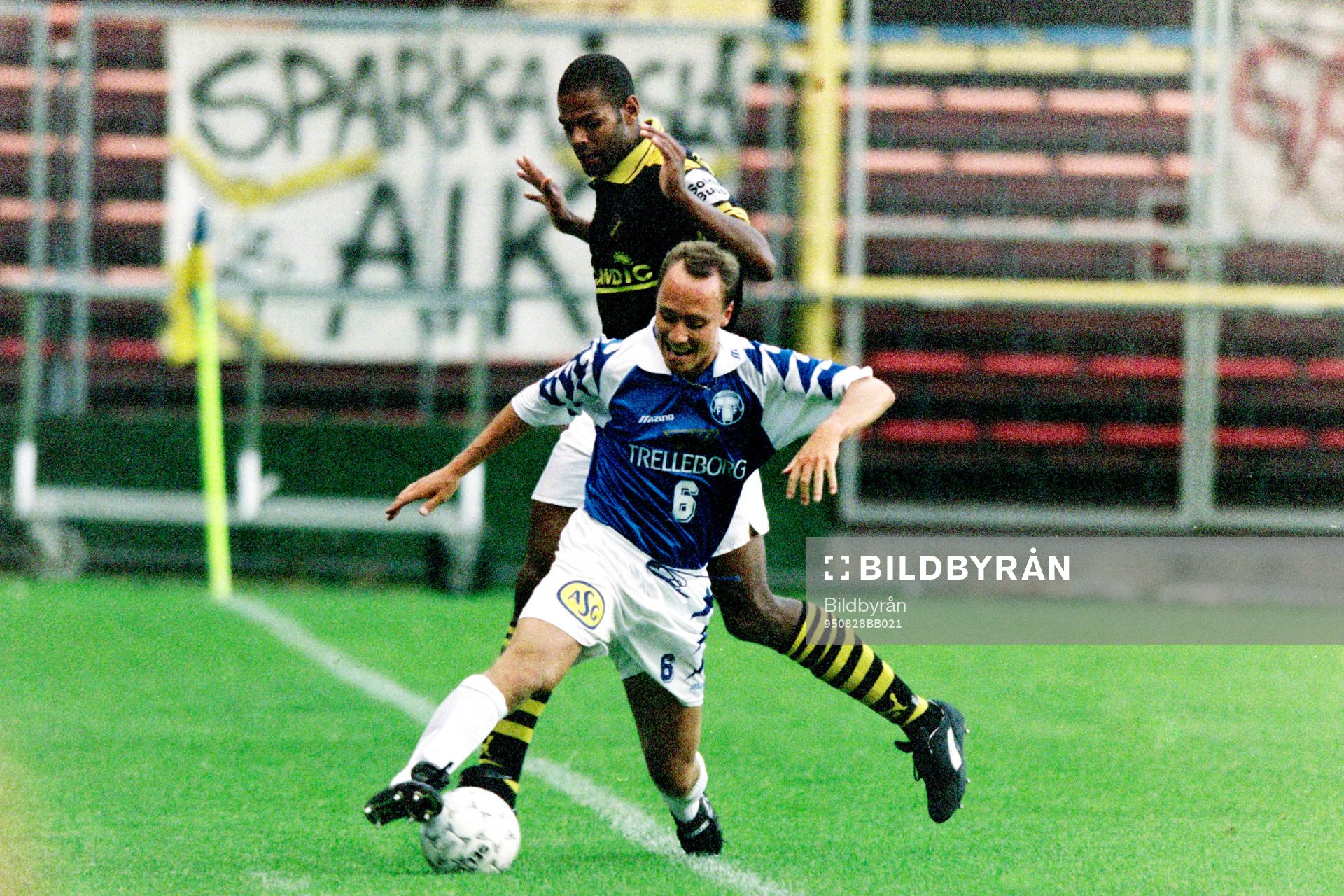 Fotboll, Allsvenskan, AIK - Trelleborg, 3-0: Mikael Rasmusson. Trelleborg med Pascal Simpson, AIK i ryggen.