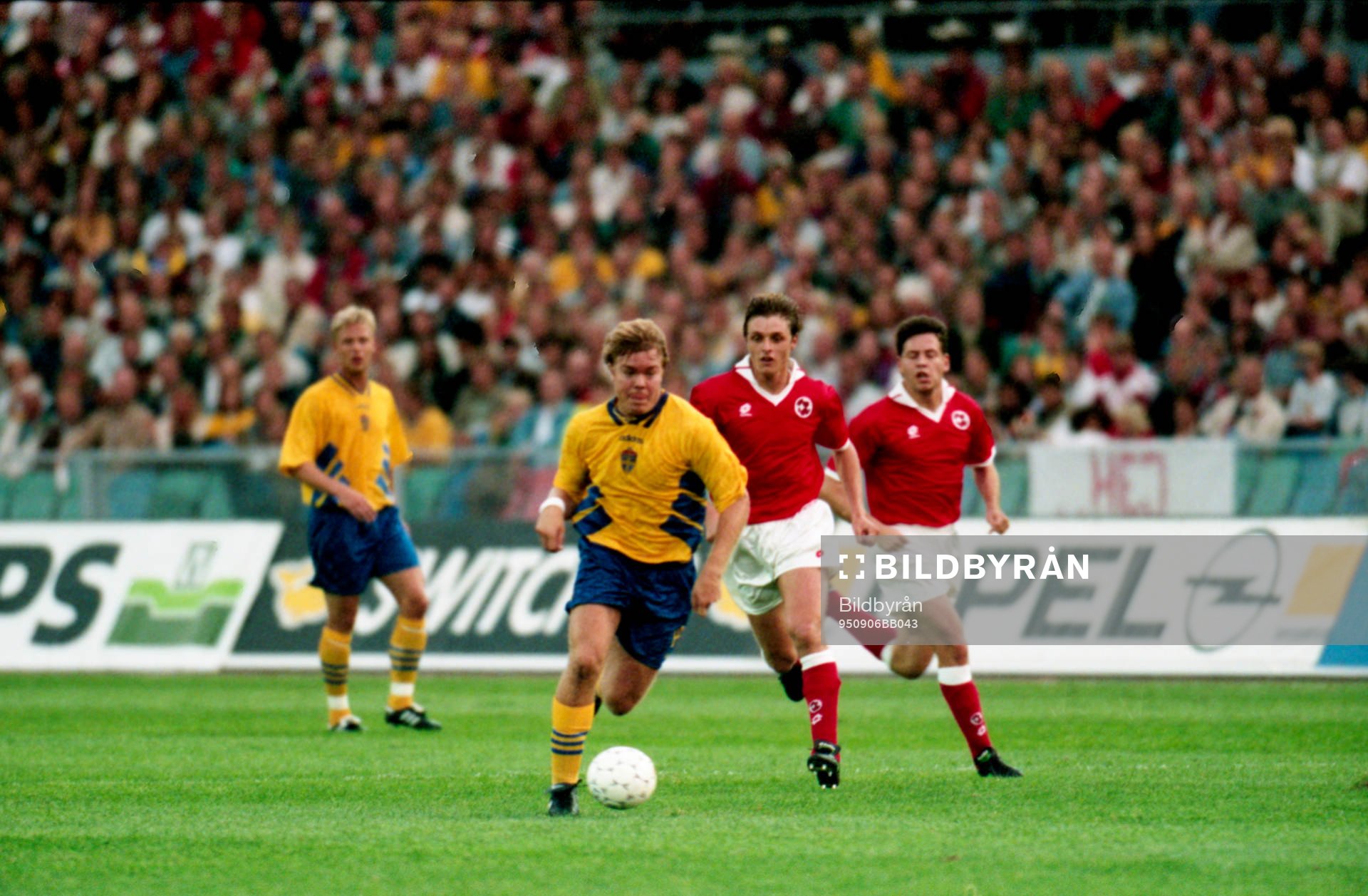 Tomas Brolin med bollen