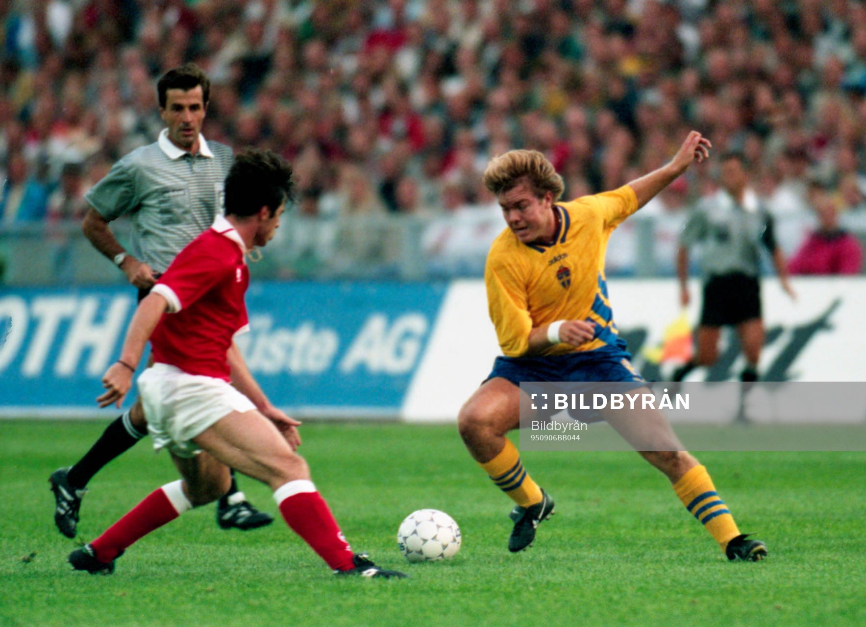 Tomas Brolin med bollen