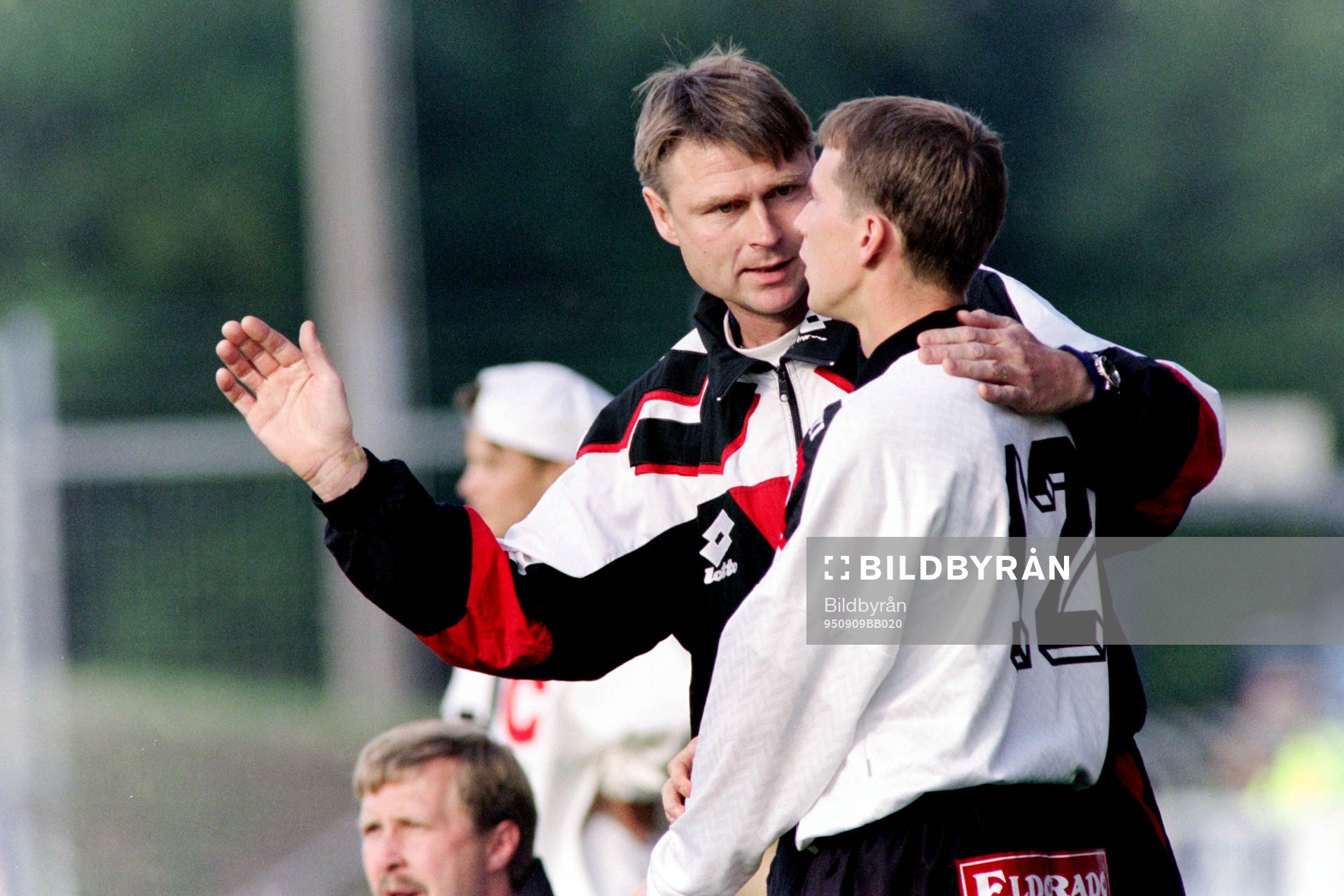 Fotboll, Allsvenskan, Halmstad - Örebro, 2-1: Sven Dahlkvist, tränare i Örebro byter in Niklas Rasck.