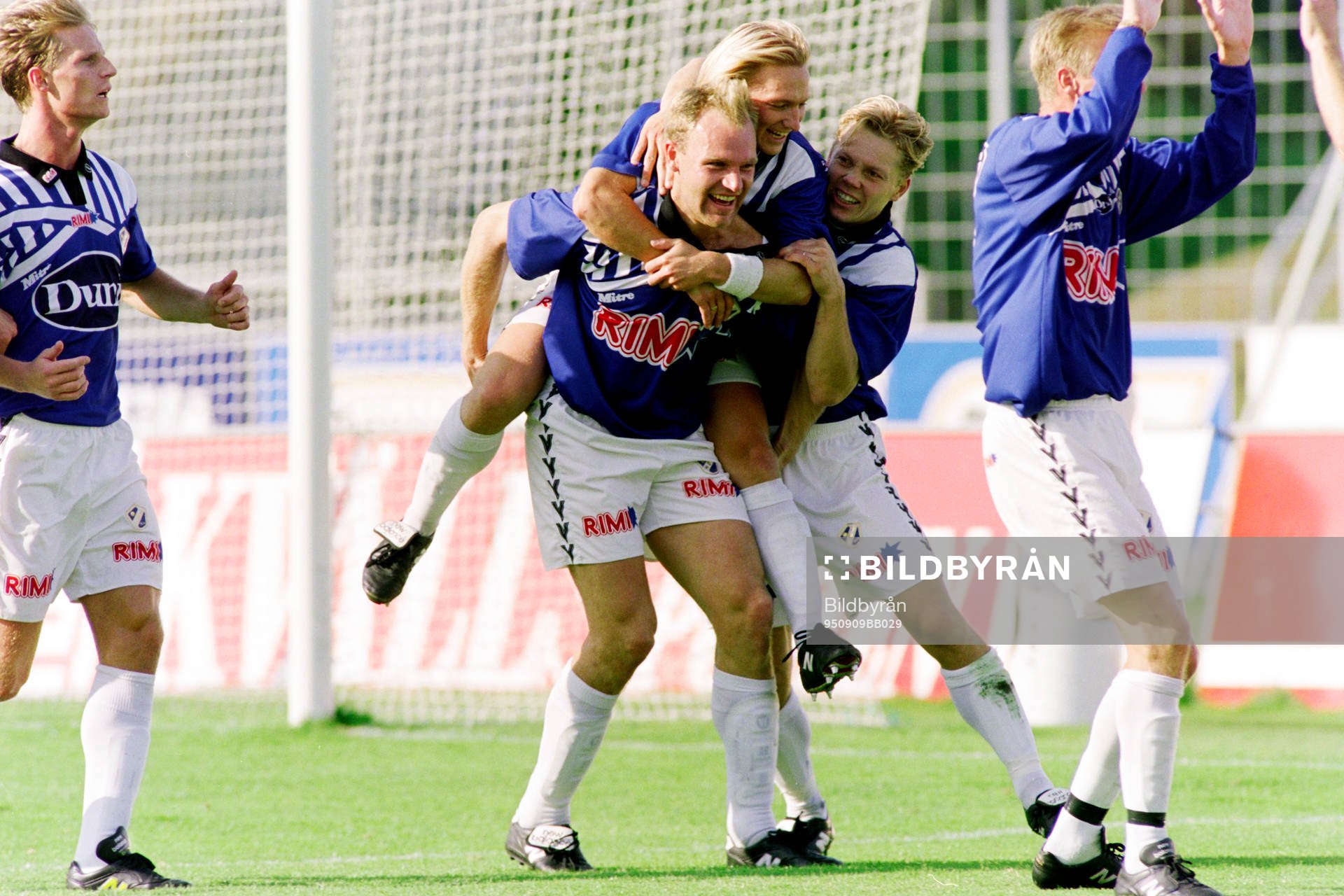 Fotboll, Allsvenskan, Halmstad - Örebro, 2-1: Torbjörn Arvidsson, Halmstad kramas om Peter Lennartsson och Robert Andersson efter att ha gjort 1-0.