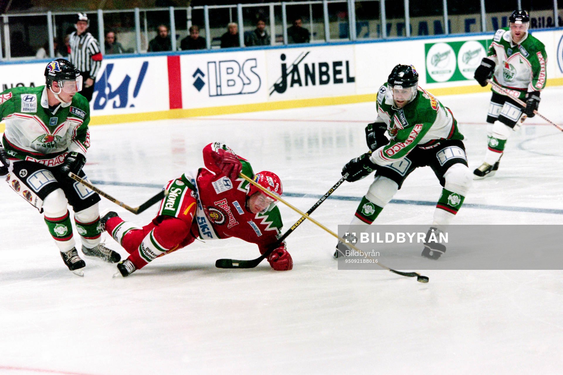 Lars-Göran Wiklander, Västra Frölunda i kamp om pucken