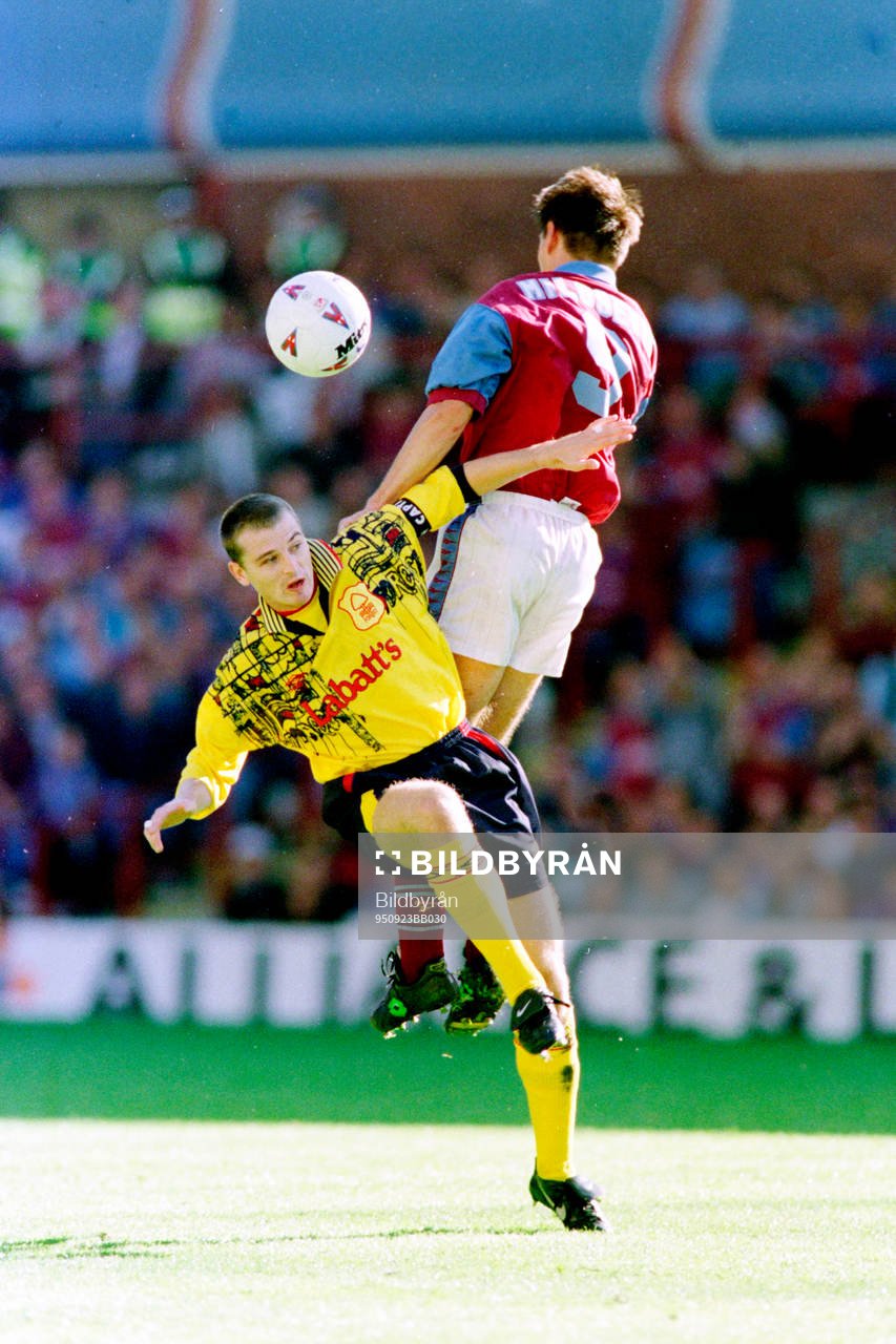 Fotboll, Premiership, Aston Villa - Nottingham Forest, 1-1: Colin Cooper, Nottingham i en duell med Savo Milosevic, Aston Villa.