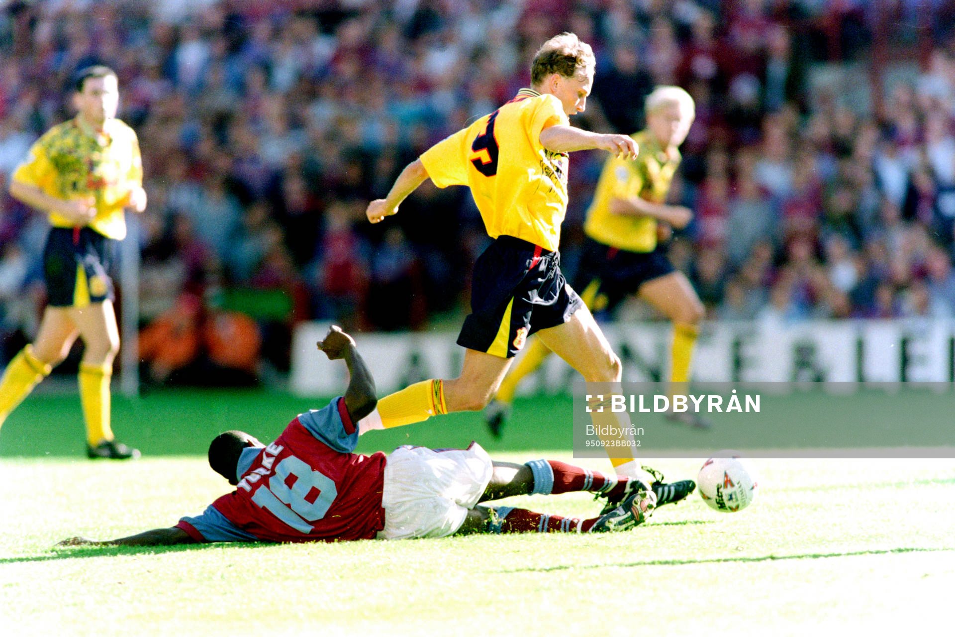 Fotboll, Premiership, Aston Villa - Nottingham Forest, 1-1: Dwight Yorke, Aston Villa glidtacklar Lars Bohinen, Nottingham.