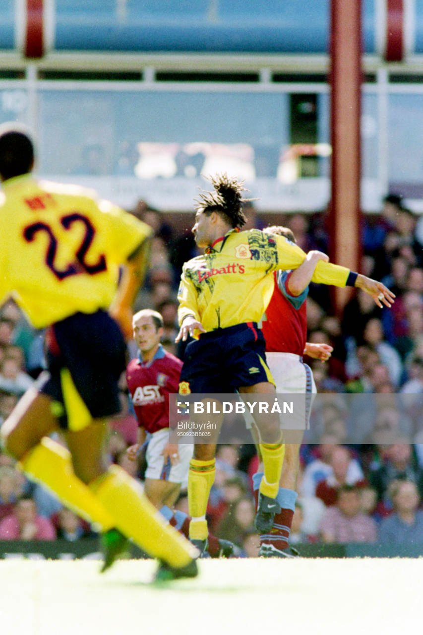 Fotboll, Premiership, Aston Villa - Nottingham Forest, 1-1: Jason Lee, Nottingham.