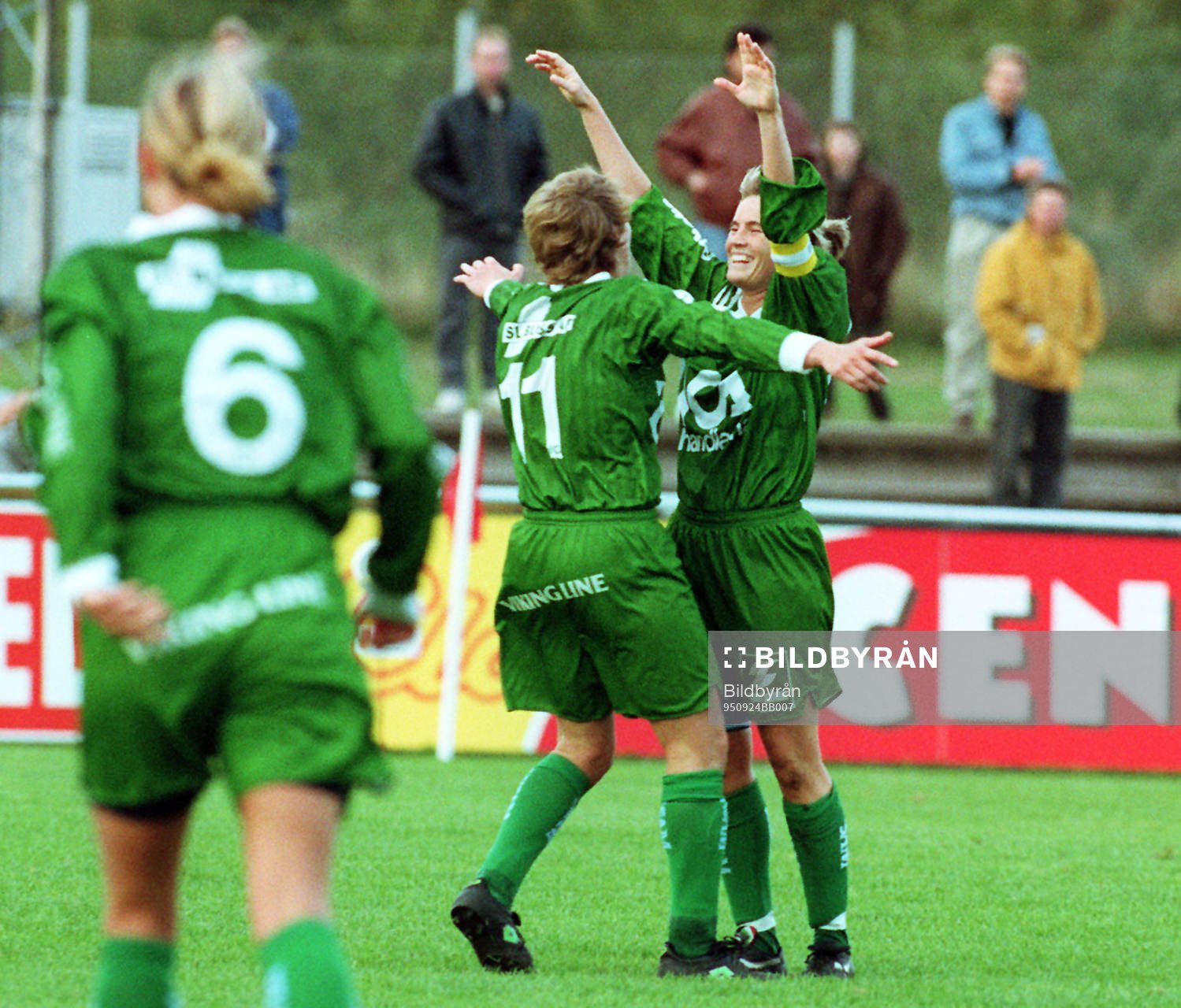 Pia Sundhage och  Lilie Persson, Hammarby, jublar