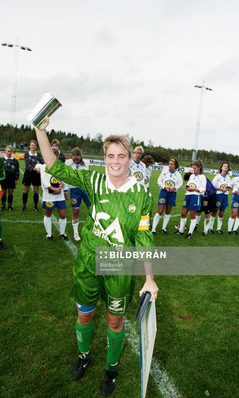 Matchvinnaren Lilie Persson med pokal och prischeck