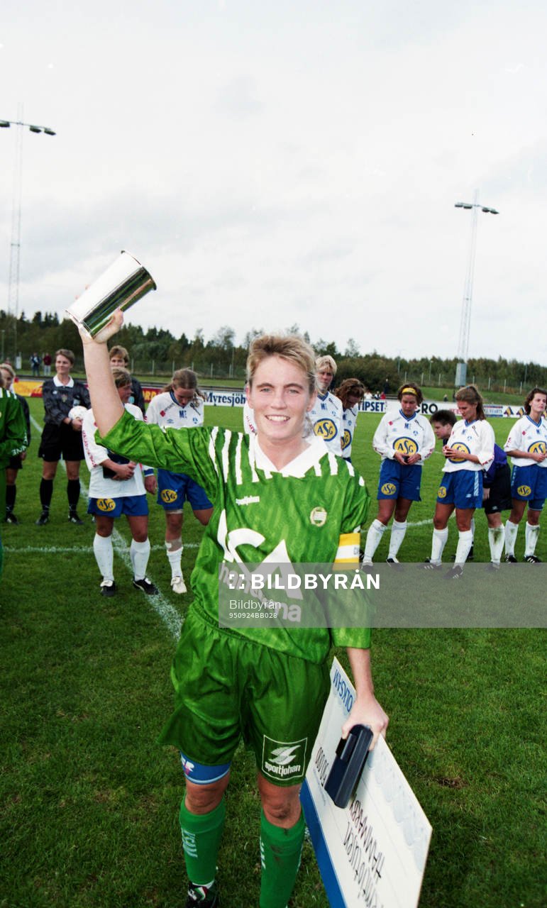 Matchvinnaren Lilie Persson med pokal och prischeck