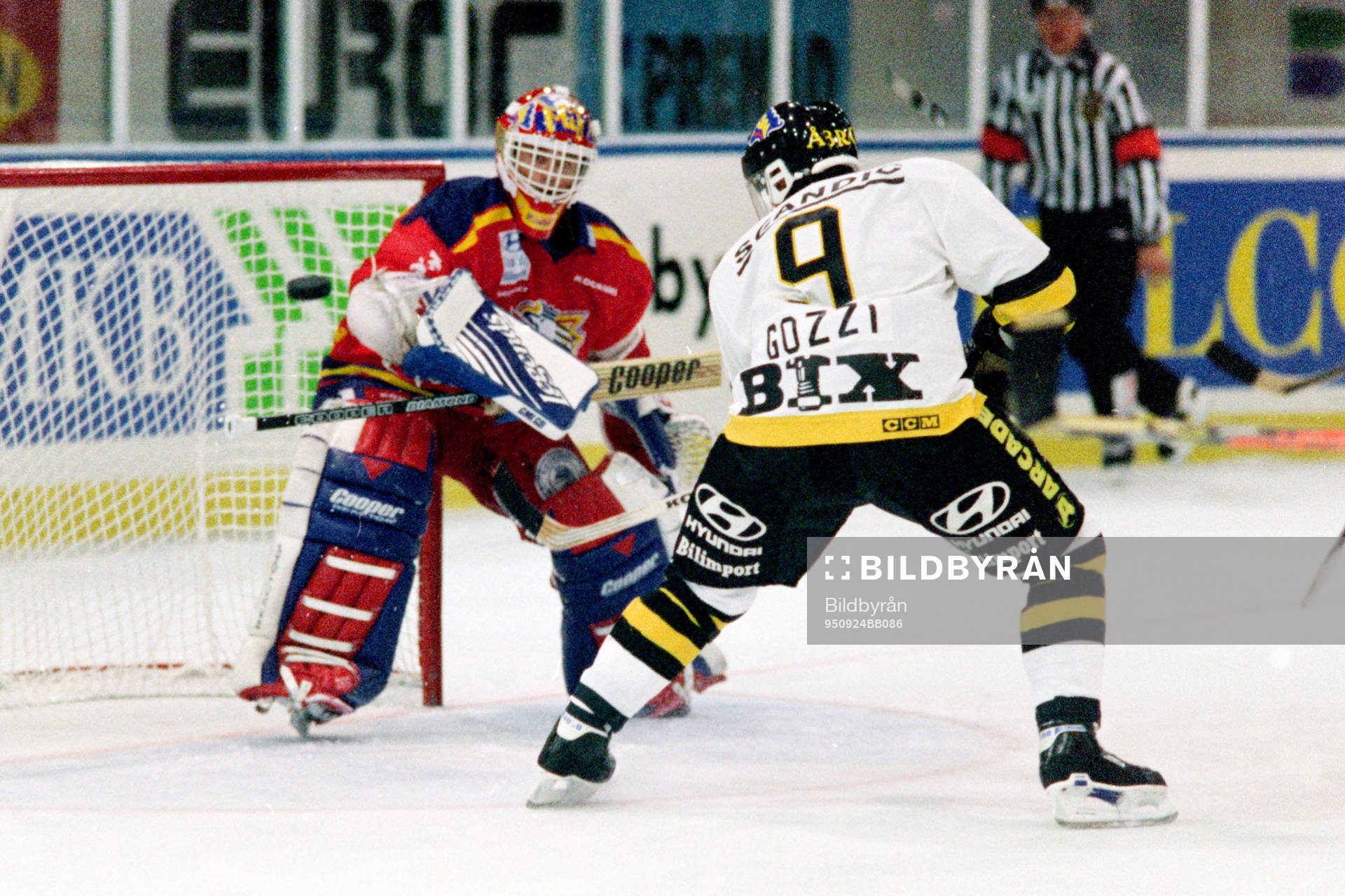 Anders Gozzi, AIK framför malmös målvakt Roger Nordström