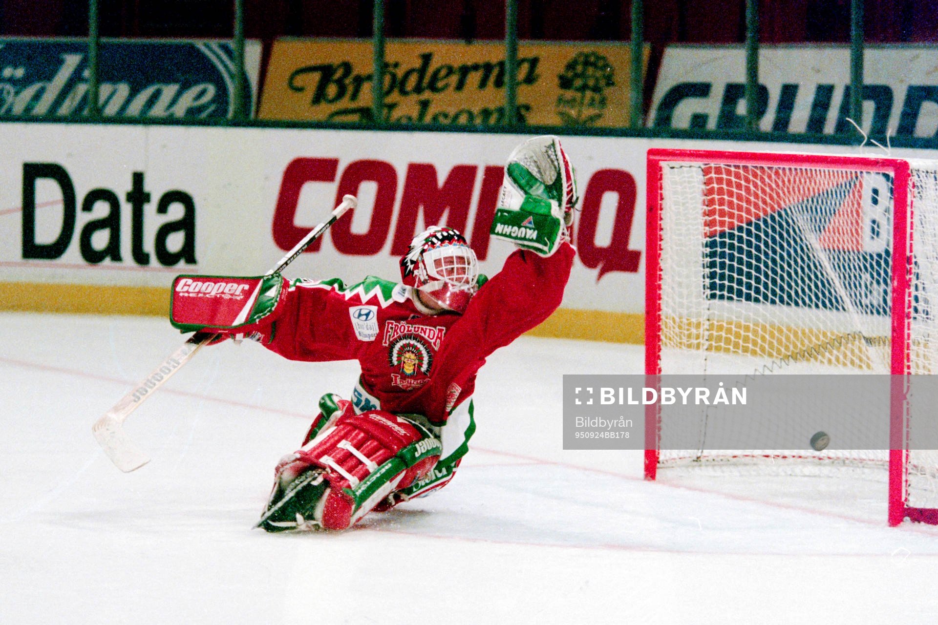 Pucken i mål bakom Håkan Algotsson, målvakt, Västra