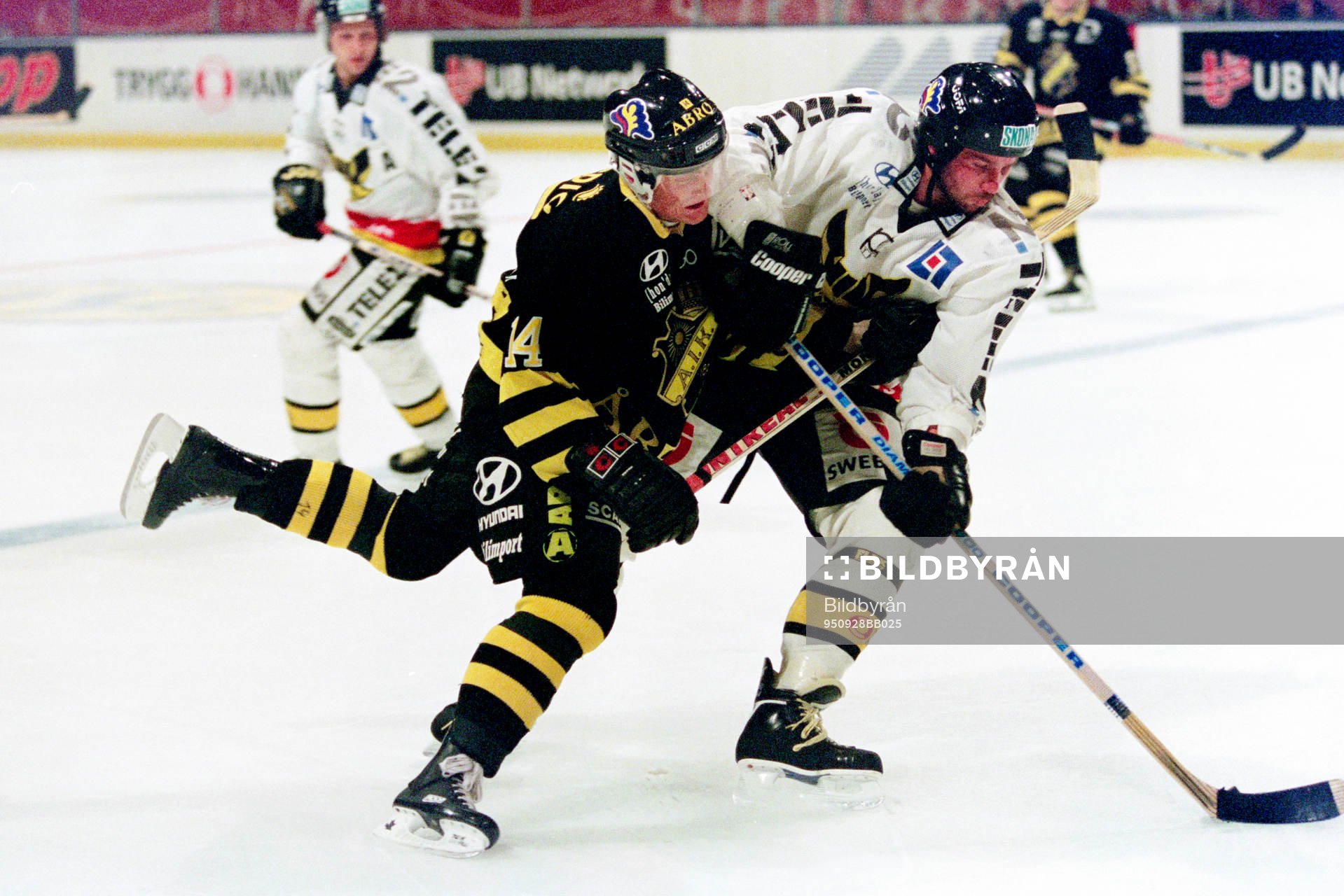 Erik Hämäläinen, AIK i kamp om pucken