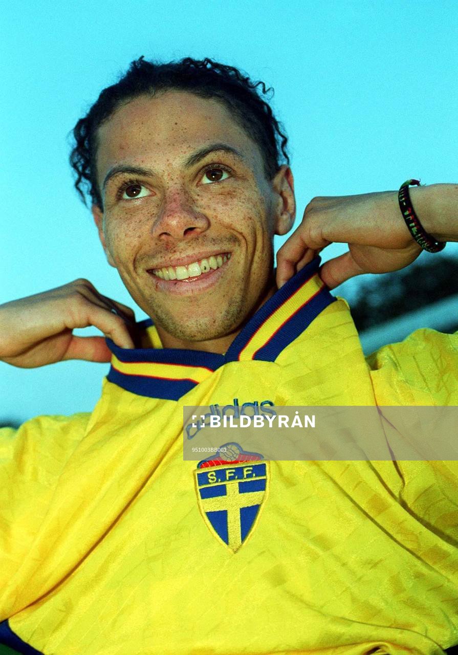 1995-10-03 Martin Pringle provar landslagsdressen för