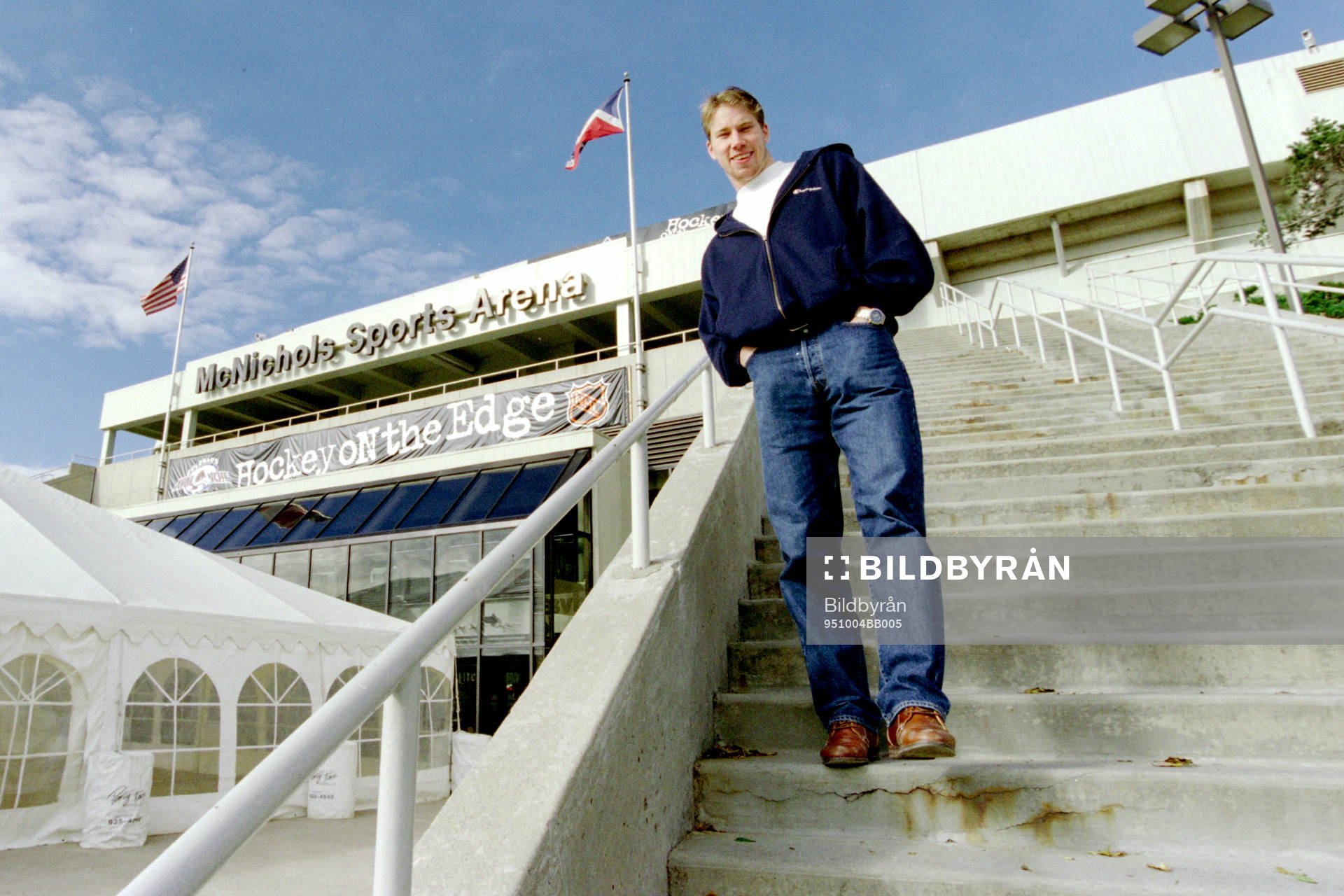 Peter Forsberg utanför McNichols Sports Arena