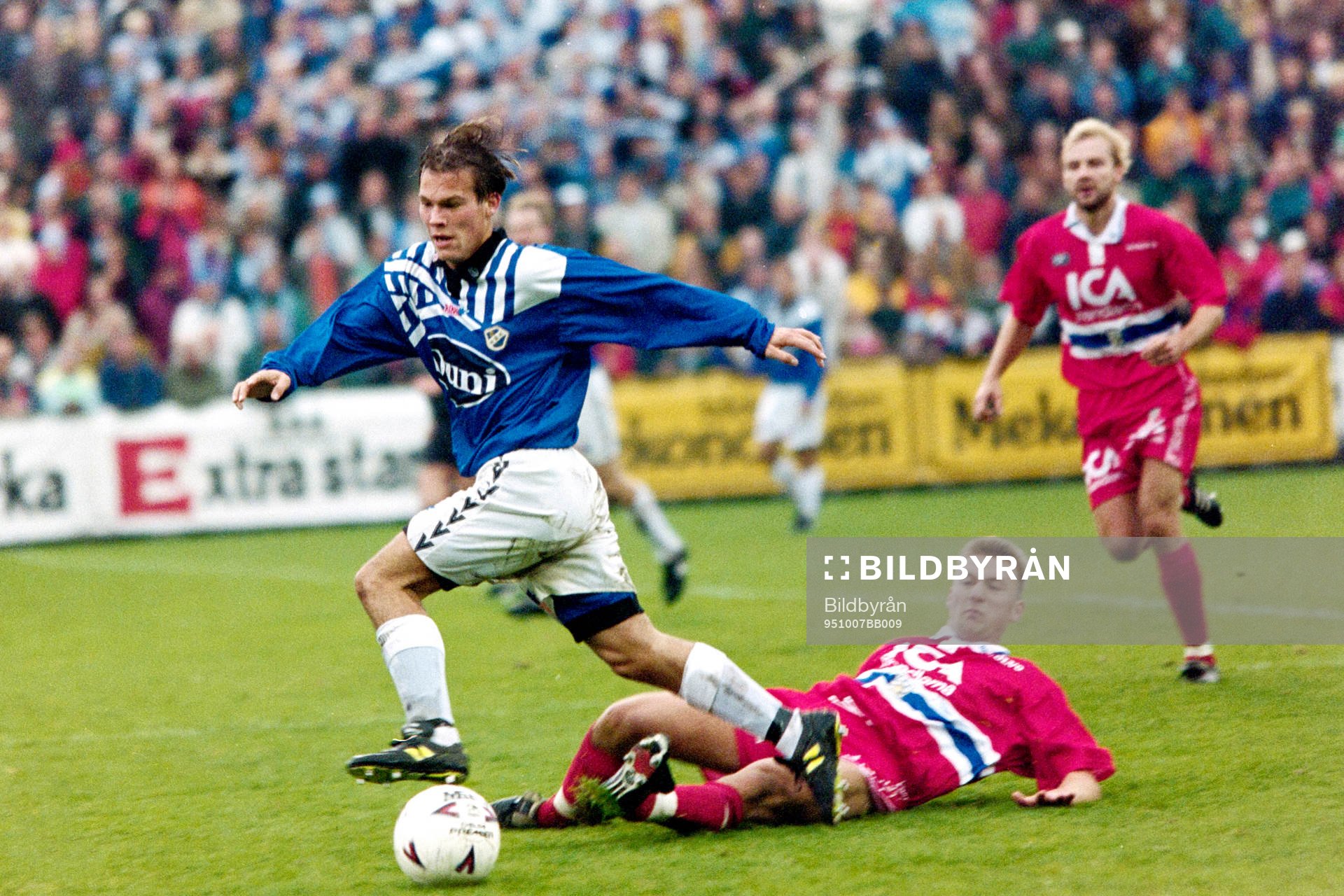 Halmstads Fredrik Ljungberg tar sig förbi göteborgs