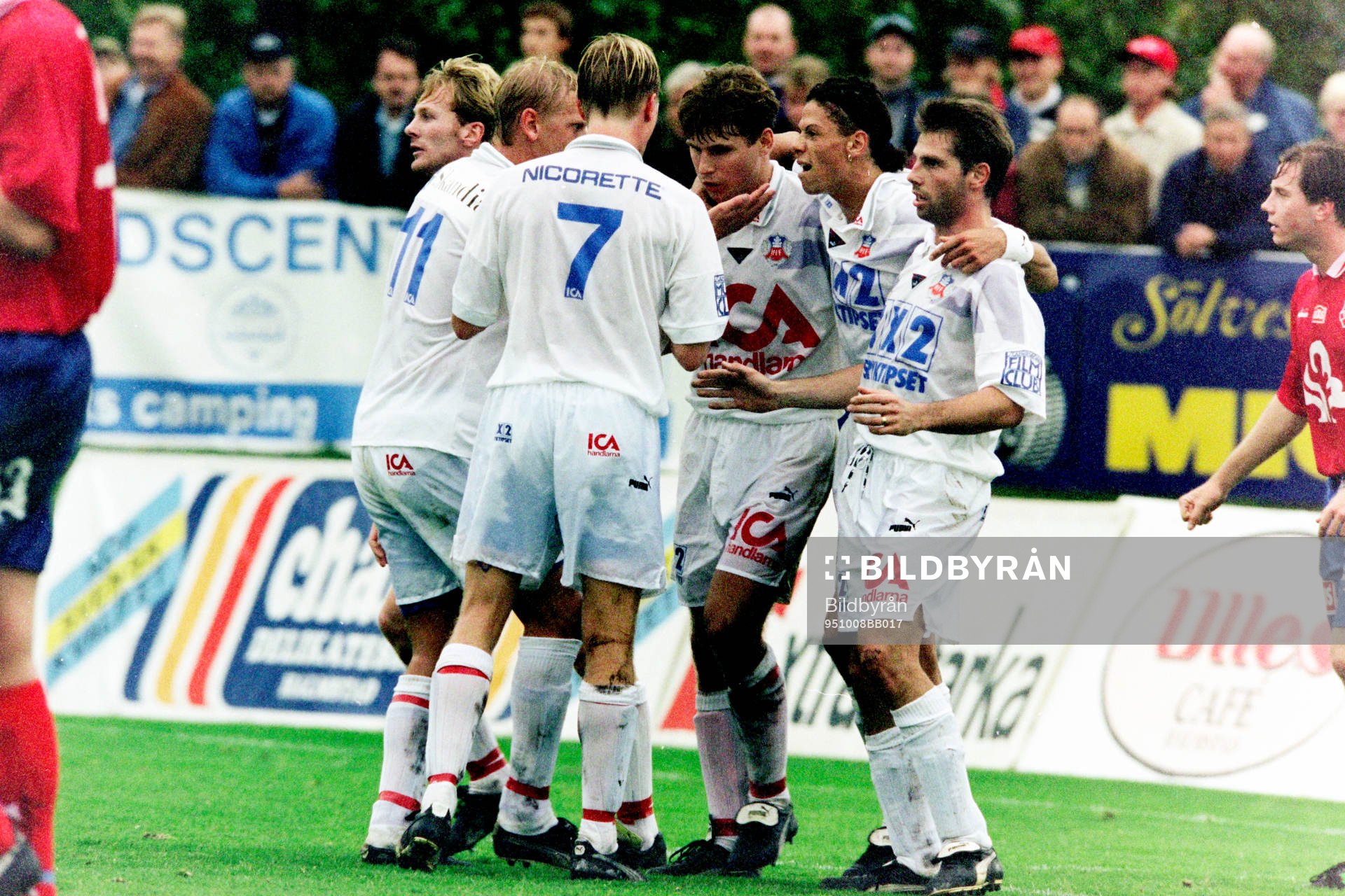 Målskytten Andreas Jakobsson, Helsingborg kramas om