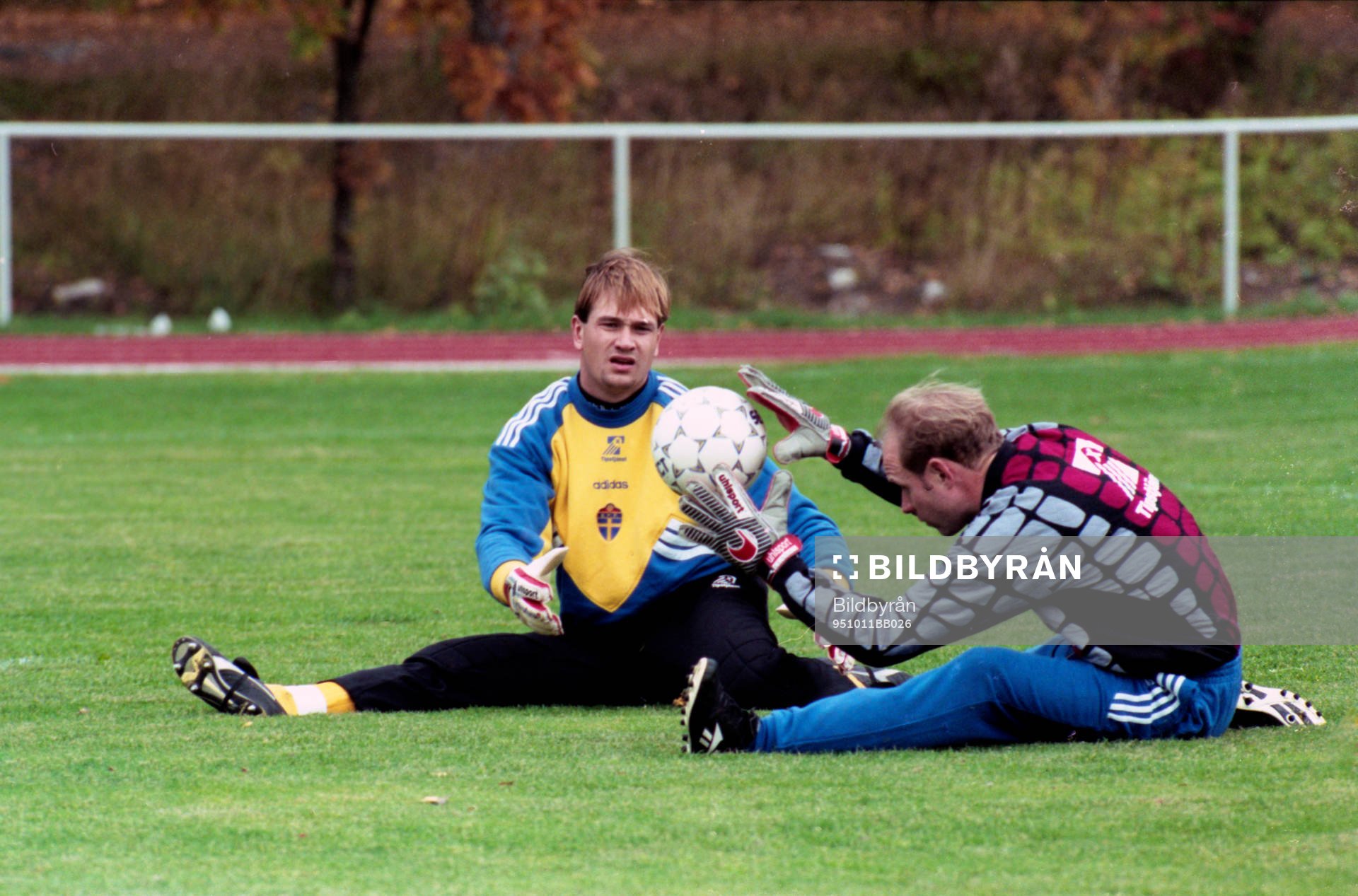 Målvakterna Thomas Ravelli och Bengt Andersson tränar