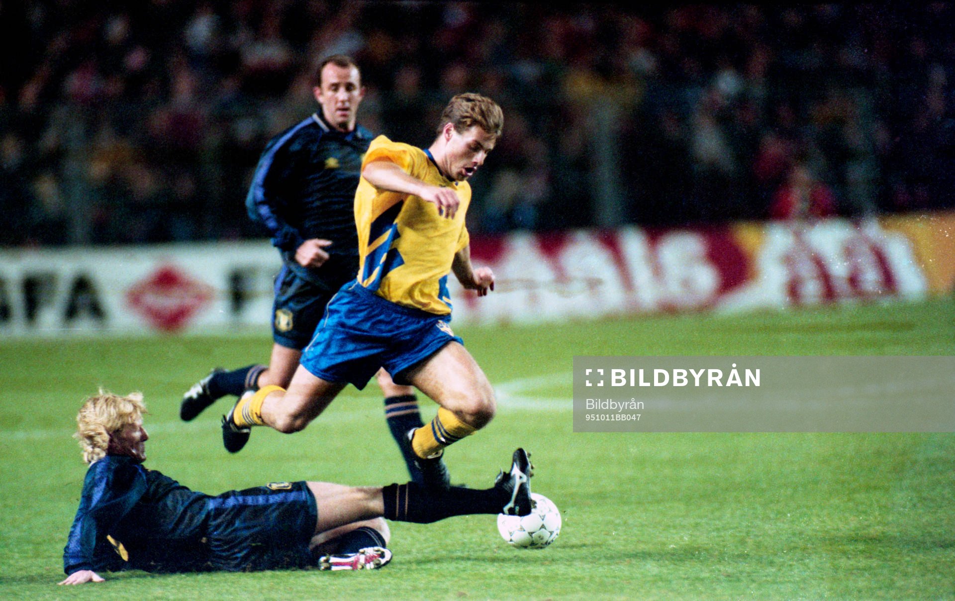 Niklas Gudmundsson undviker en glidtackling