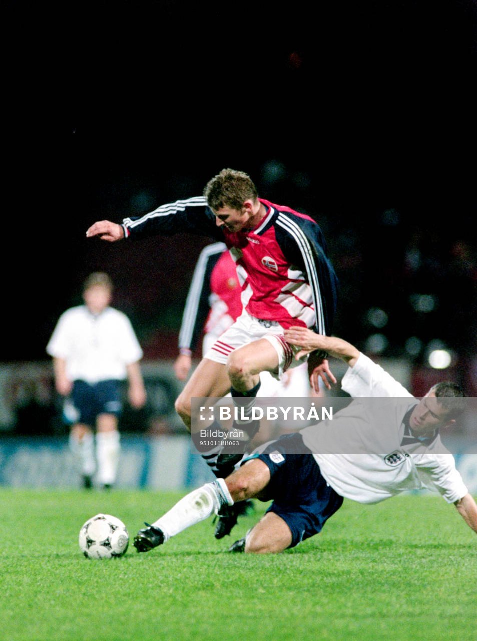 Fotboll, Norge - England, 0-0: Tor André Flo, Norge i kamp med Gary Pallister, England.