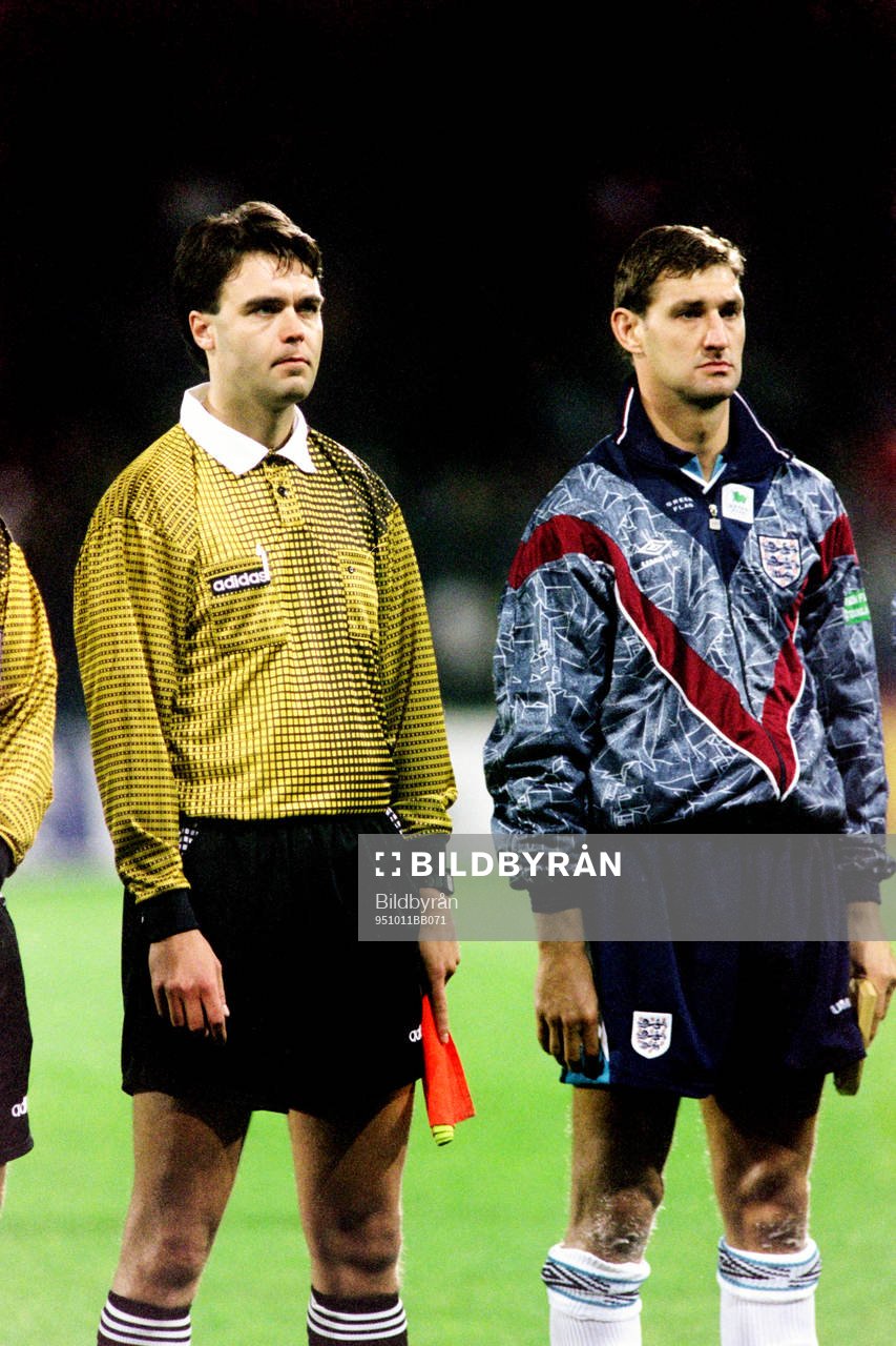 Martin Ingvarsson, Sverige ass. domare och Tony Adams,