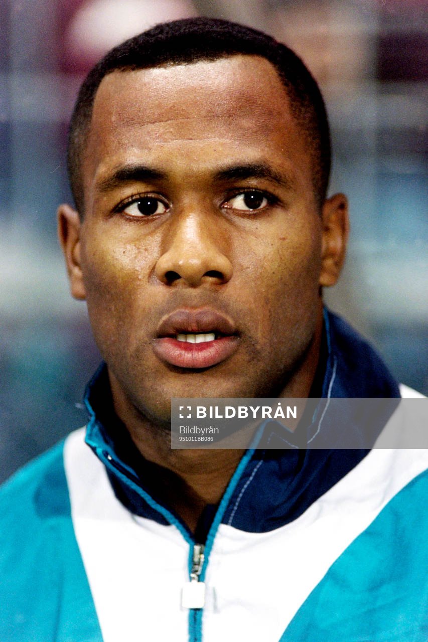 Fotboll, Norge - England, 0-0: Les Ferdinand, England.