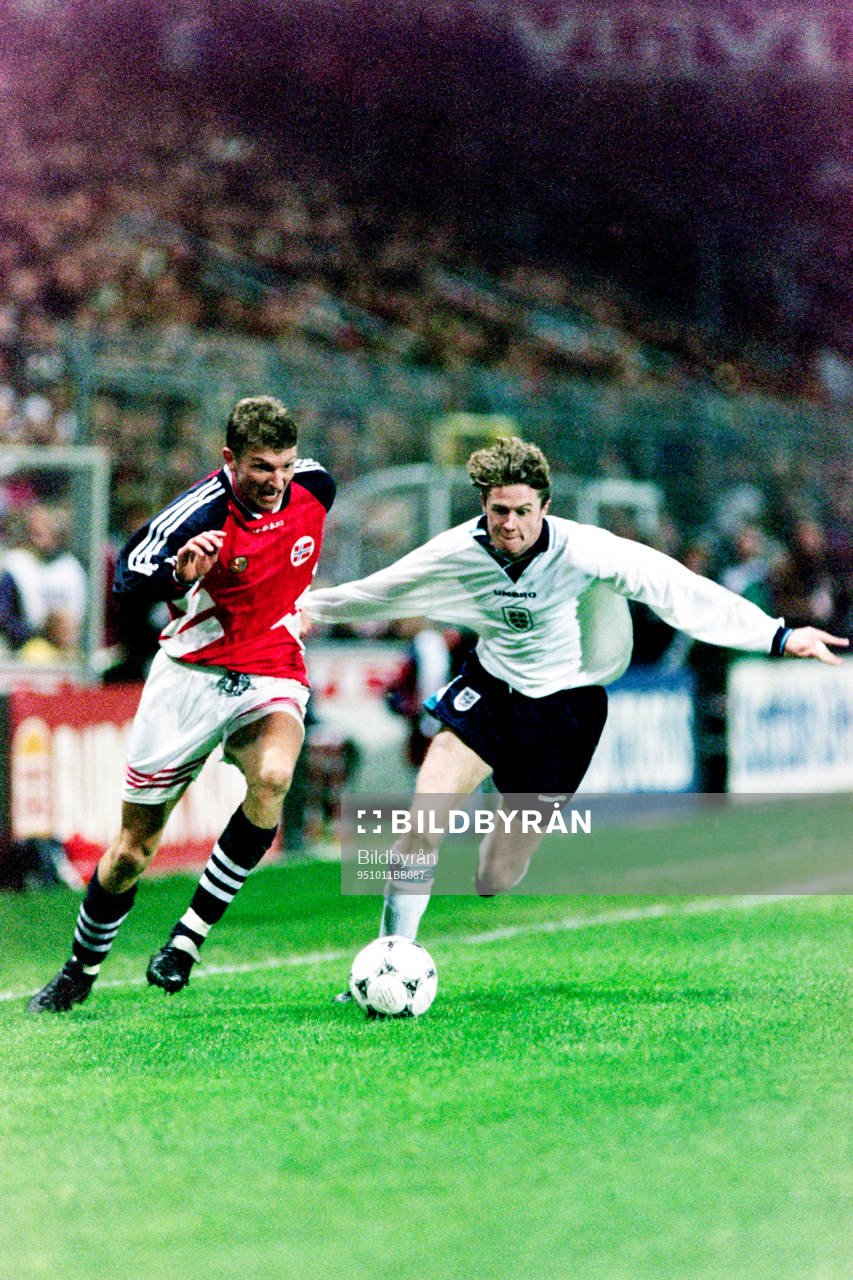 Fotboll, Norge - England, 0-0: Tore André Flo, Norge och Steve McManaman, England. 