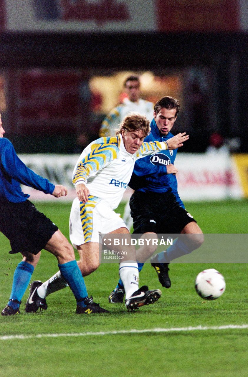 Fotboll, Cupvinnarcupen, Halmstad - Parma, 3-0: Tomas Brolin, Parma i kamp med halmstads Fredrik Ljungberg.
