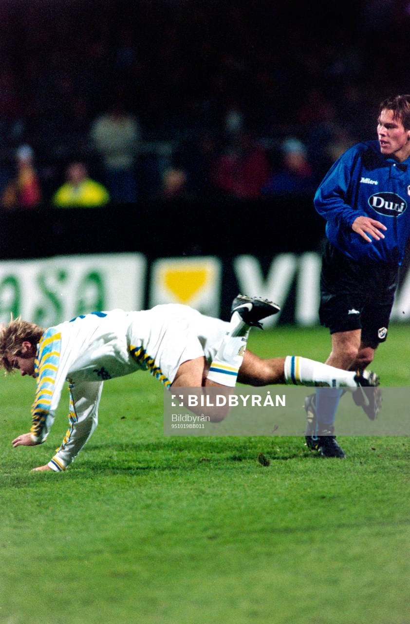 Fotboll, Cupvinnarcupen, Halmstad - Parma, 3-0: Tomas Brolin, Parma i kamp med halmstads Fredrik Ljungberg.