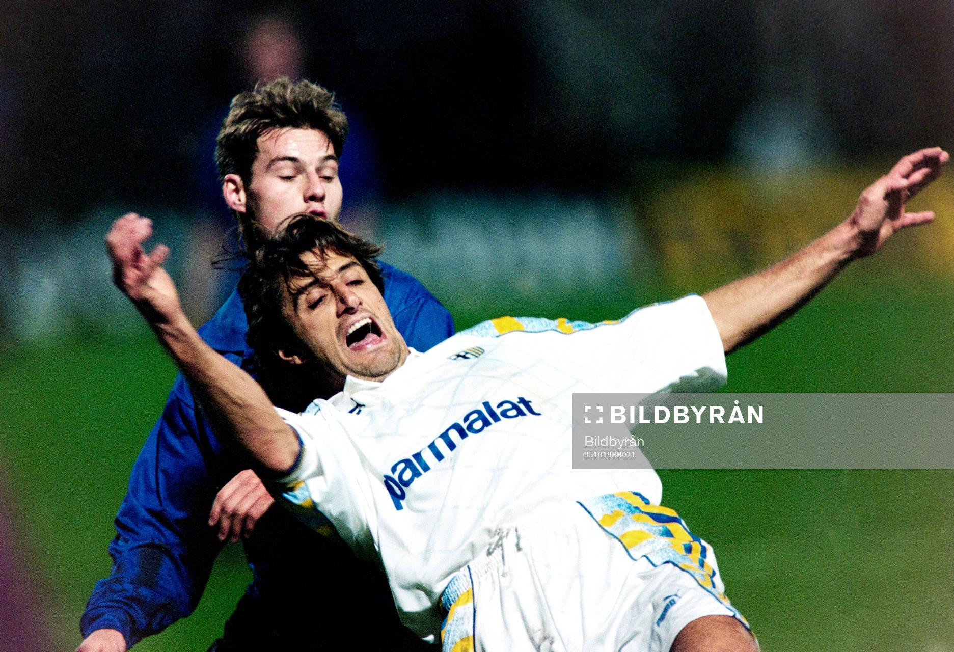 Fotboll, Cupvinnarcupen, Halmstad - Parma, 3-0: Niklas Gudmindsson, Halmstad i ryggen på parmas Dino Baggio.