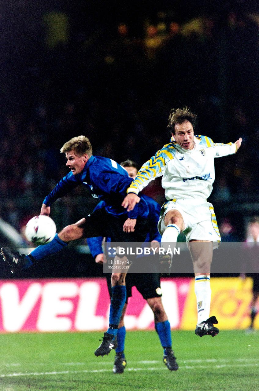 Fotboll, Cupvinnarcupen, Halmstad - Parma, 3-0: Anders Smith, Halmstad i kamp med parmas Nestor Sensini.