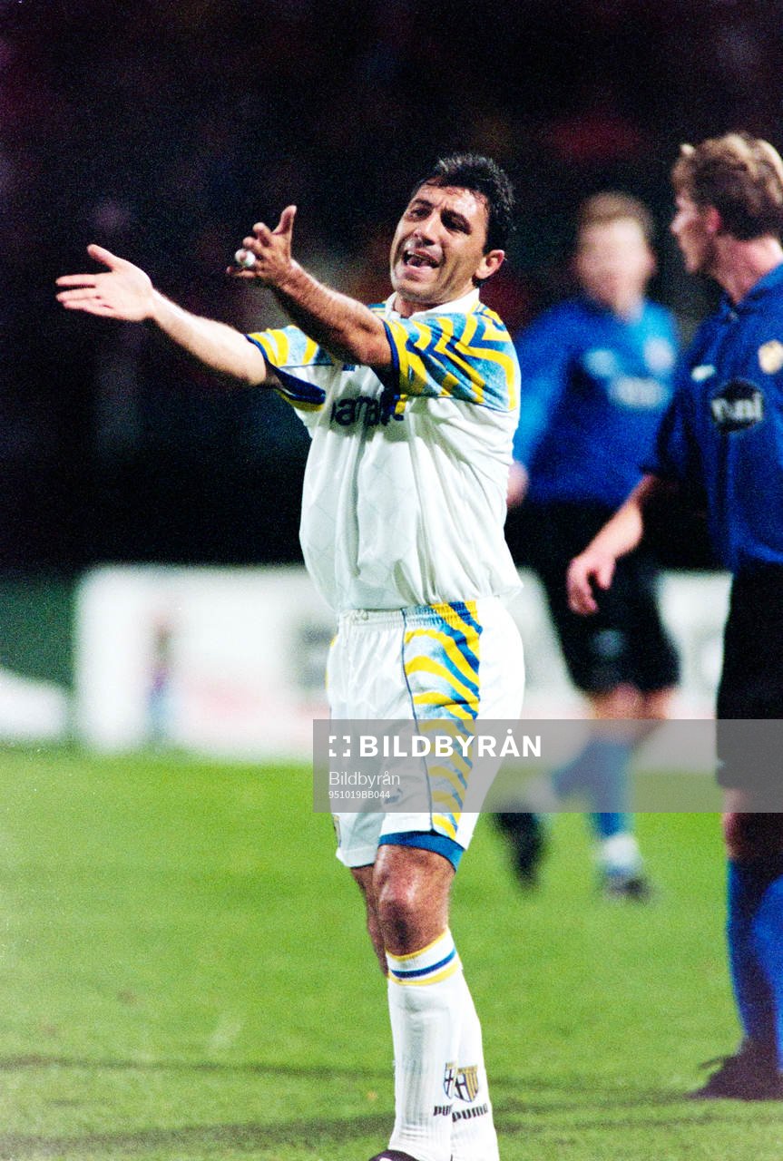 Fotboll, Cupvinnarcupen, Halmstad - Parma, 3-0: Hristo Stoichkov, Parma.
