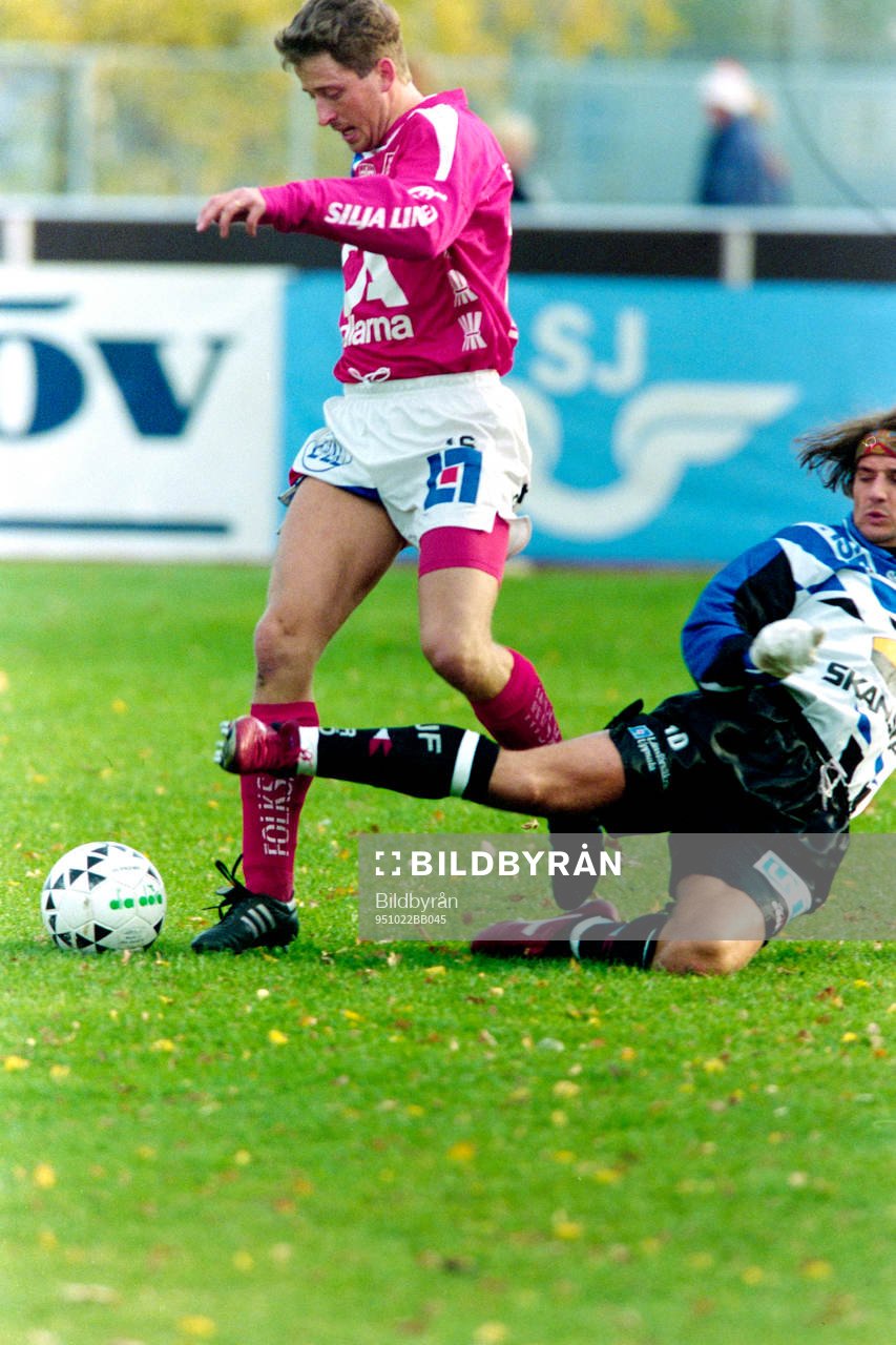 Magnus Wikman med en glidtackling