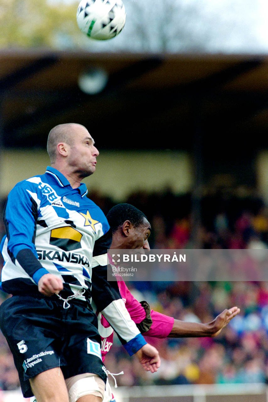 Fotboll, Div 1 Norra, Sirius - Umeå FC, 0-1: Anders Hjelm, Sirius i en nickduell med Steve Galloway, Umeå.