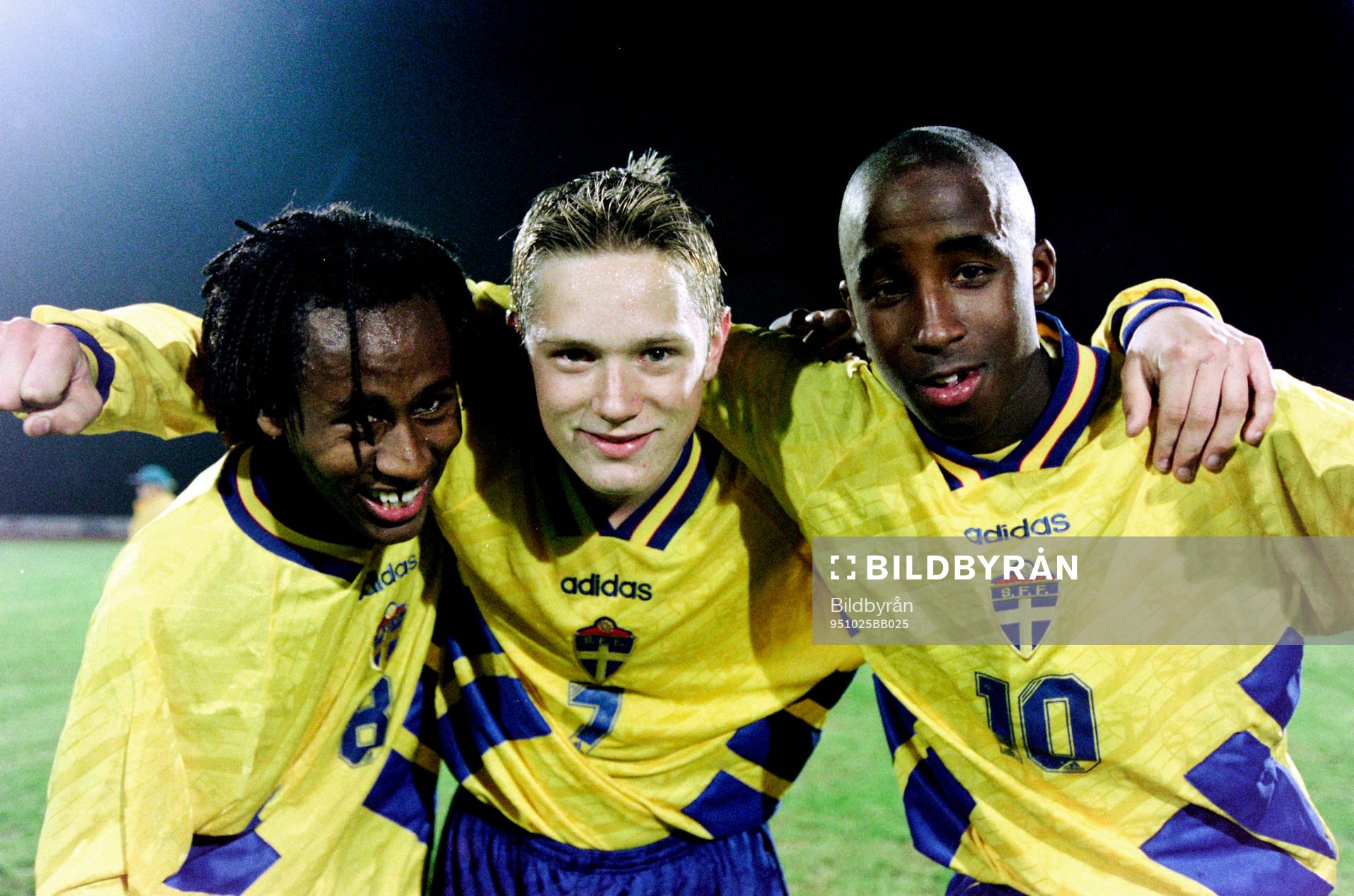 Benyam Seyoum, Martin Larsson och Eddy Lopez, Sverige jublar