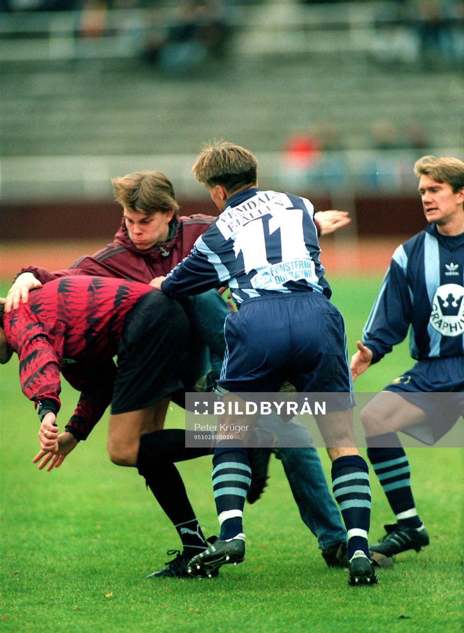 Matchen fick avbrytas p g a att en supporter anföll