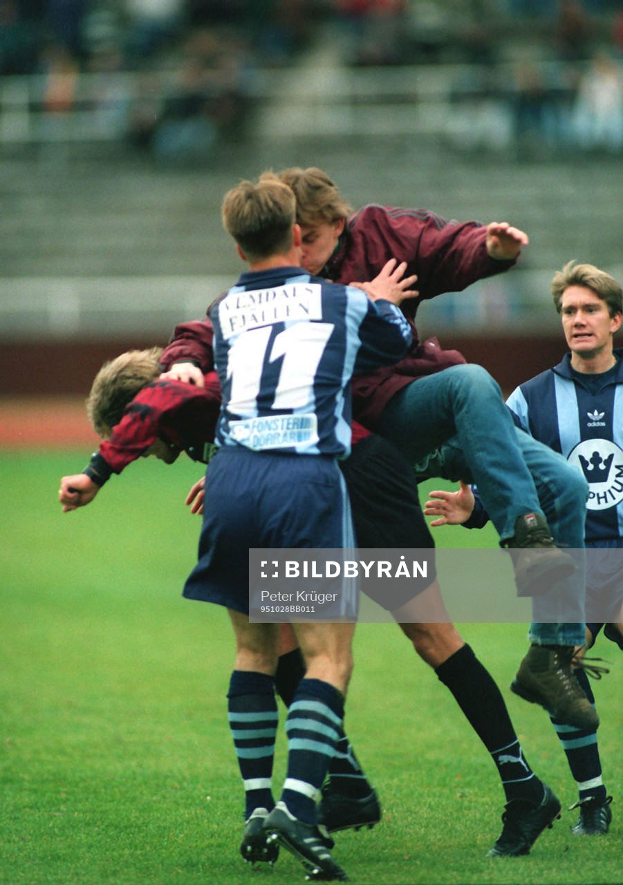 Matchen fick avbrytas p g a att en supporter anföll