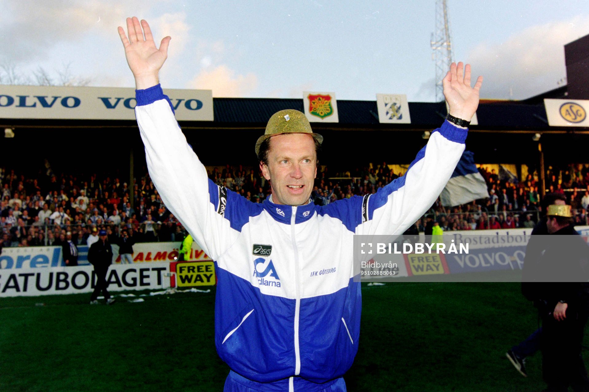 Roger Gustafsson, tränare i Göteborg jublar