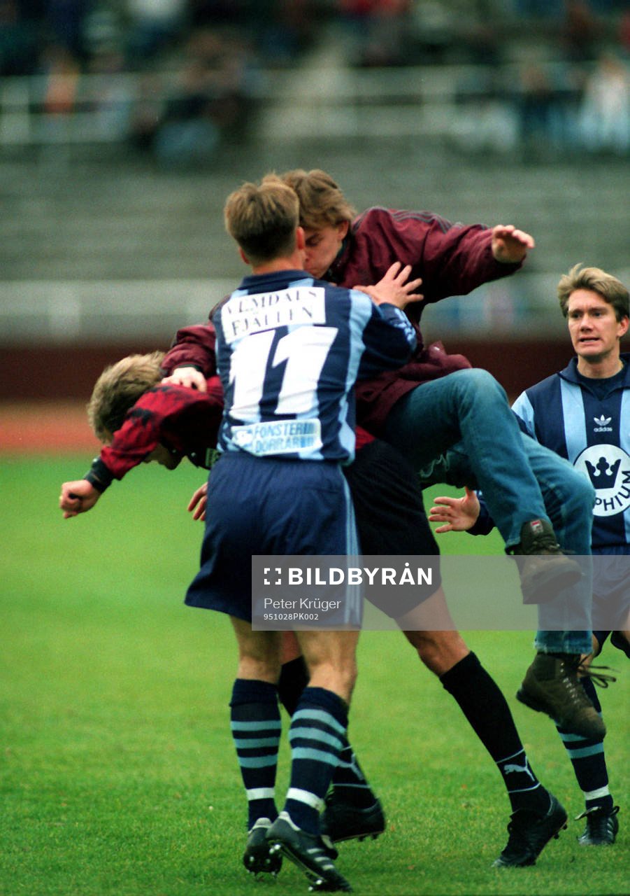 Matchen fick avbrytas p g a att en supporter (Terror-Tommy)