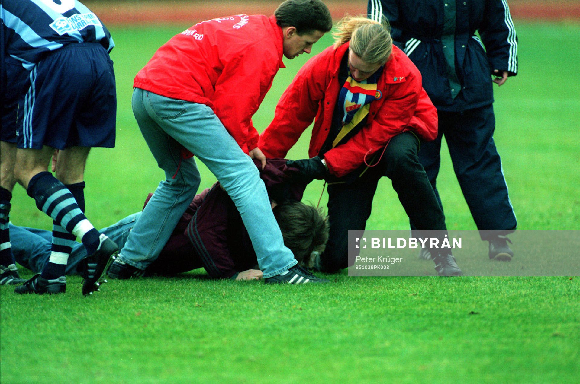 Matchen fick avbrytas p g a att en supporter (Terror-Tommy)