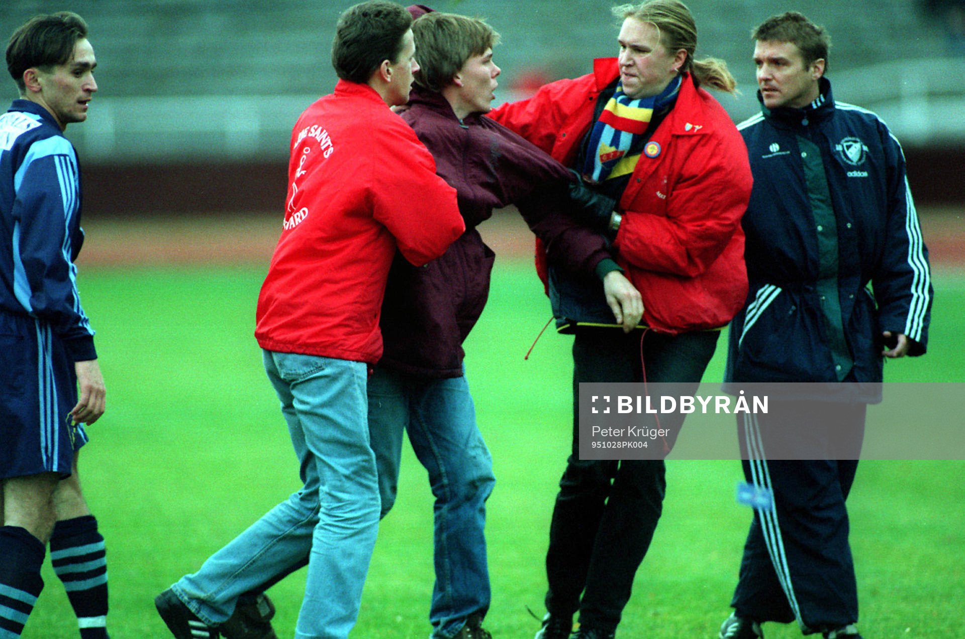 Matchen fick avbrytas p g a att en supporter (Terror-Tommy)