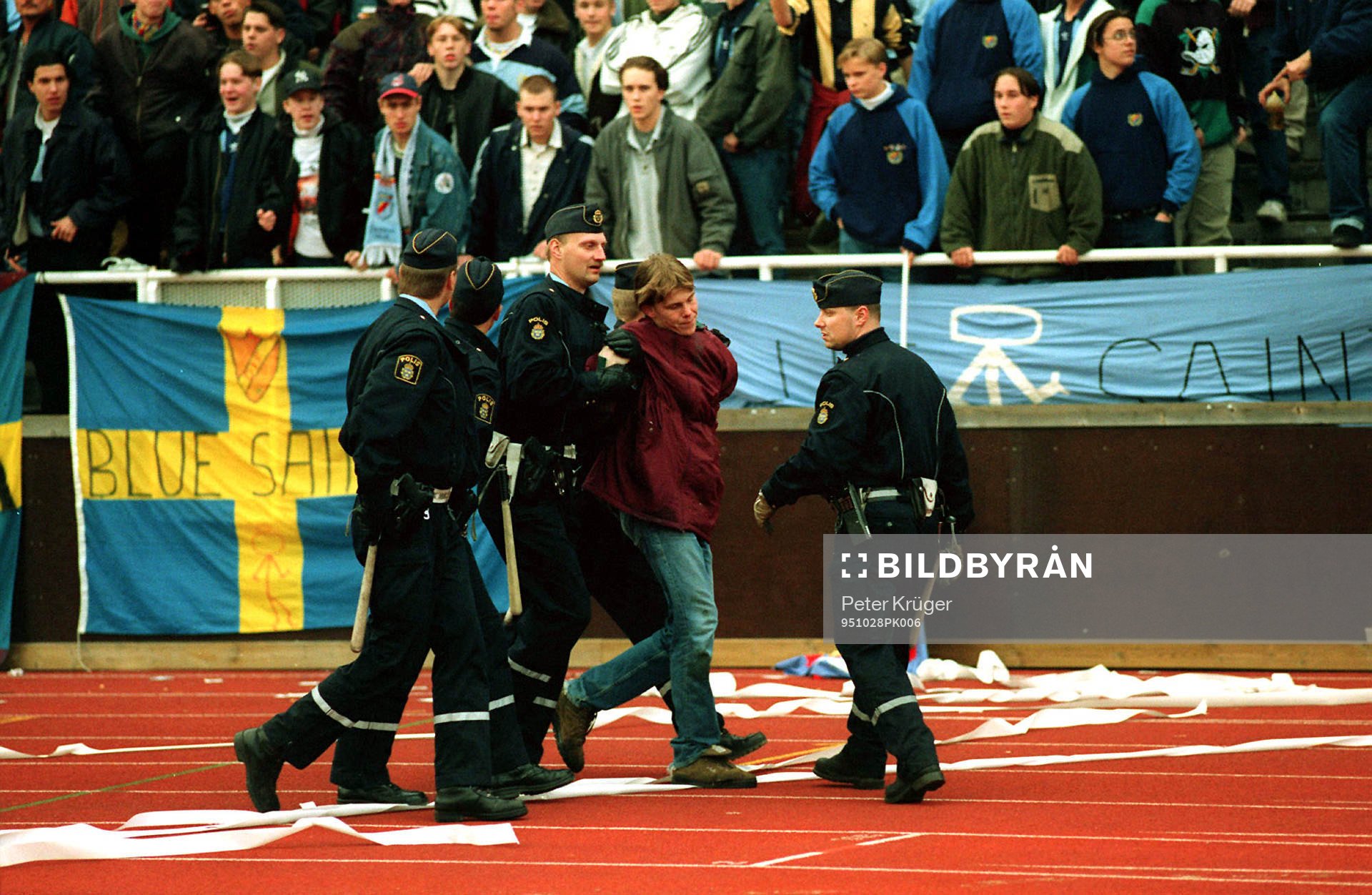 Matchen fick avbrytas p g a att en supporter (Terror-Tommy)