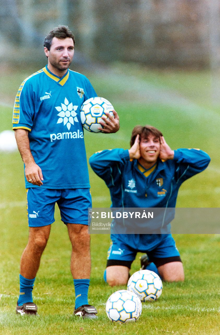 Fotboll, Cupvinnarcupen, Parma - Halmstad, förhands: Hristo Stoichkov och Gianfranco Zola under en träning.

