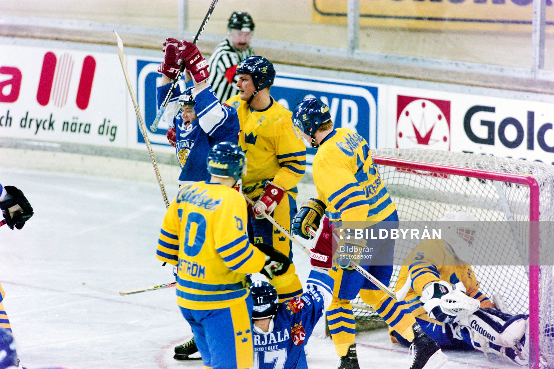 Pucken i mål bakom Boo Ahl, målvakt i Sverige och jubel i