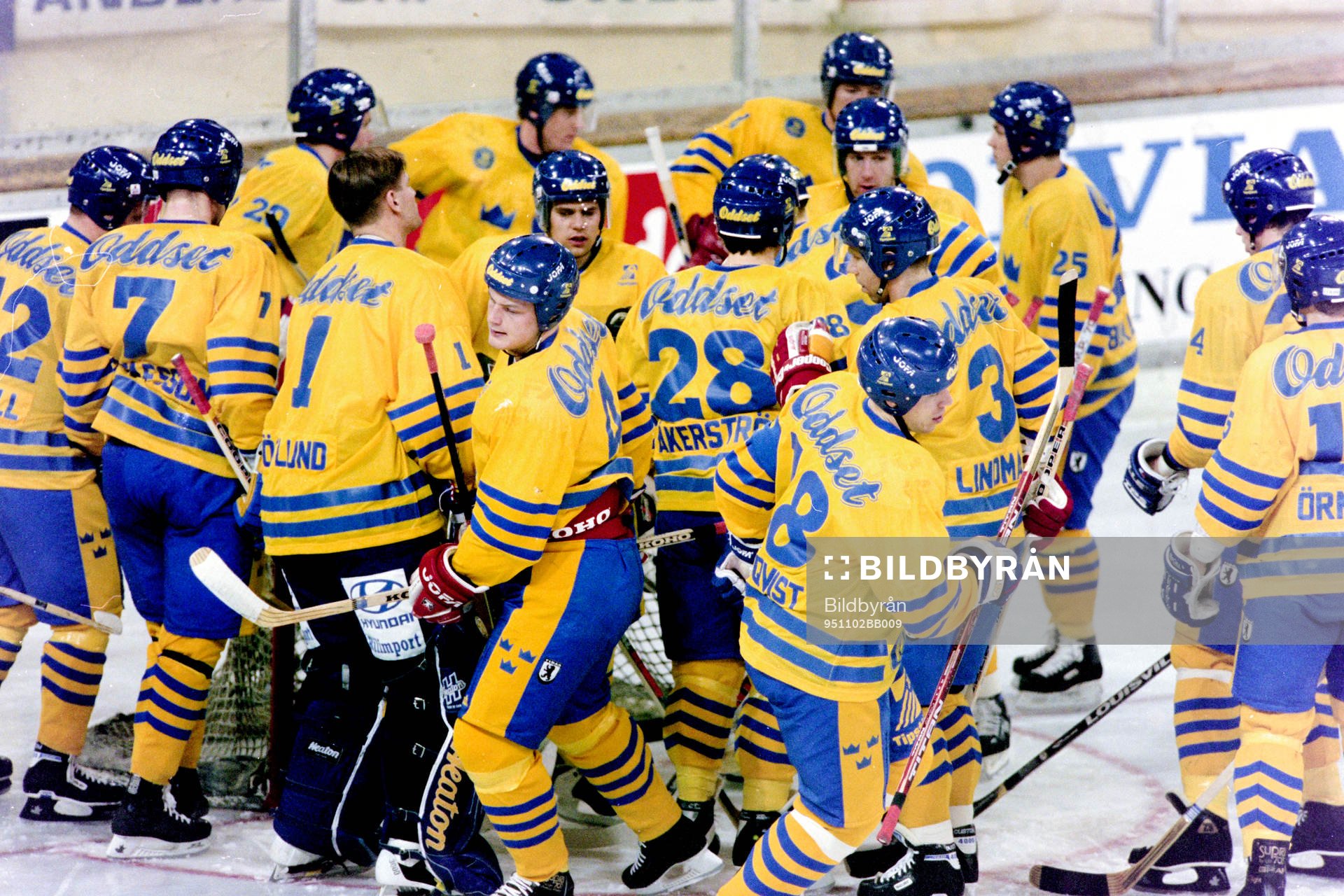 Samling runt Boo Ahl, målvakt i Sverige innan matchstart