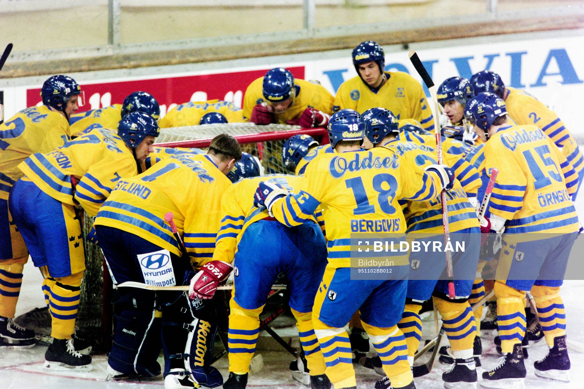 Samling runt Boo Ahl, målvakt i Sverige innan matchstart